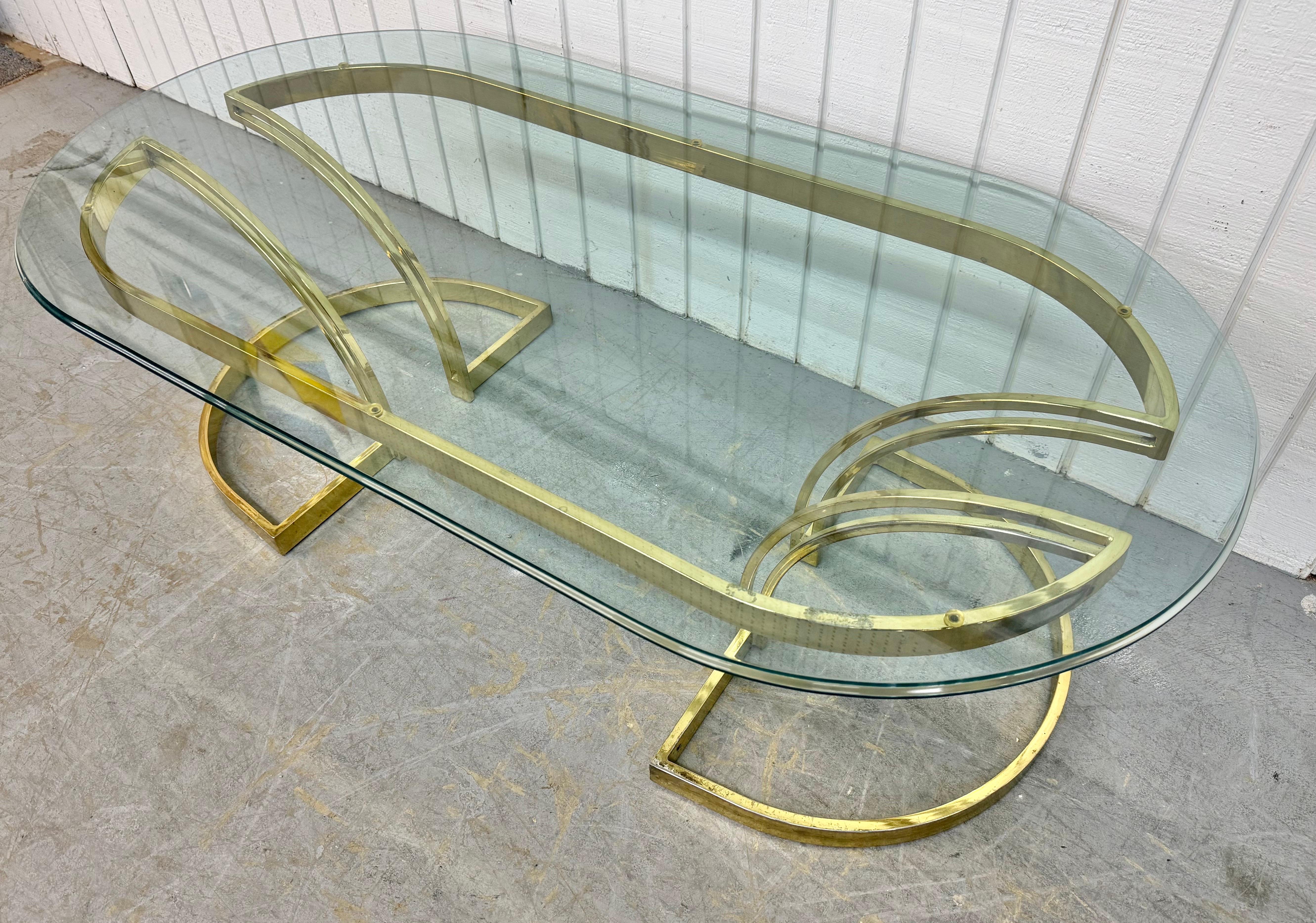 Mesa de centro vintage de latón y tapa ovalada de cristal Estadounidense en venta