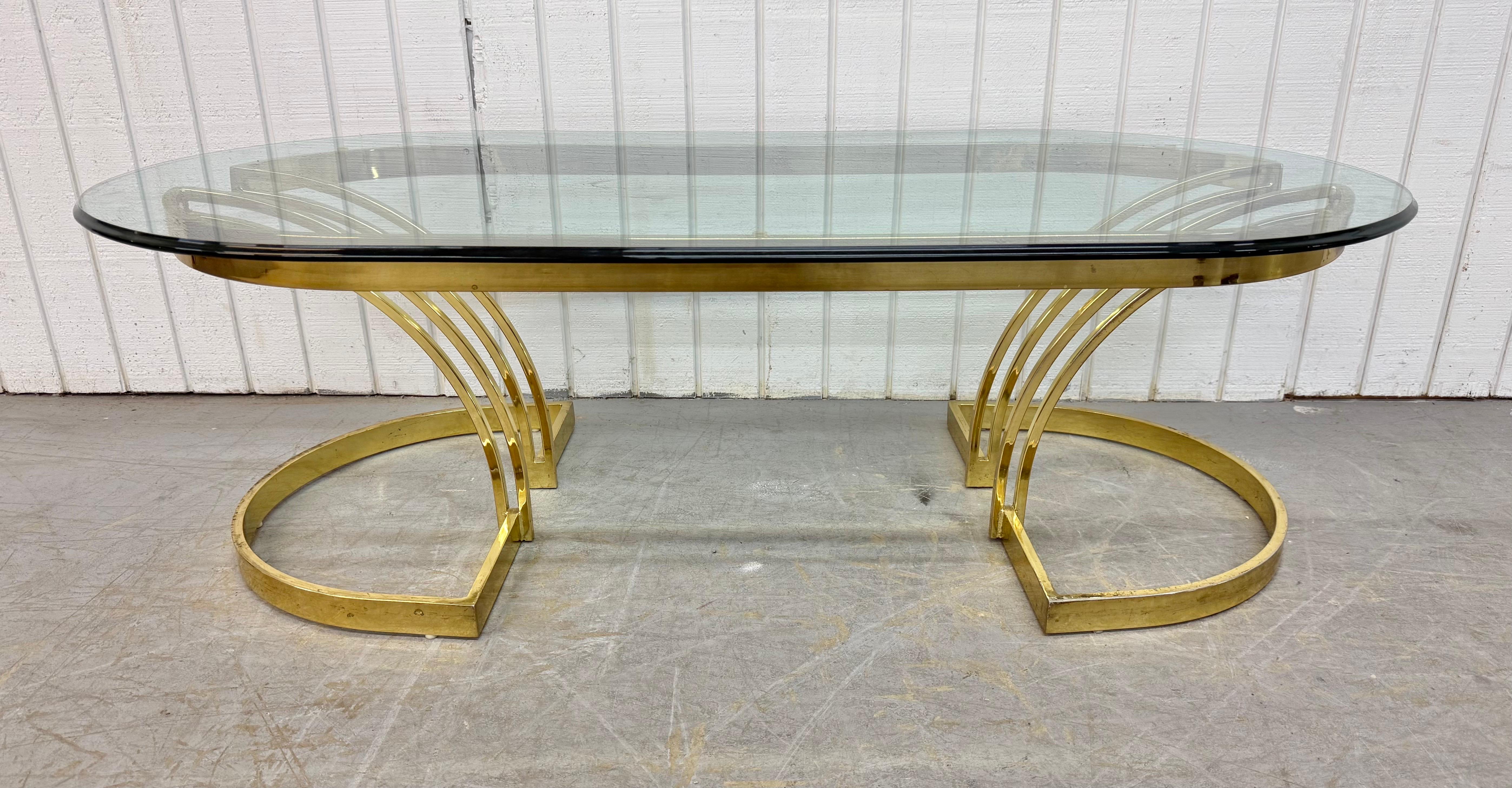 Mesa de centro vintage de latón y tapa ovalada de cristal en Bueno estado para la venta en Clarksboro, NJ