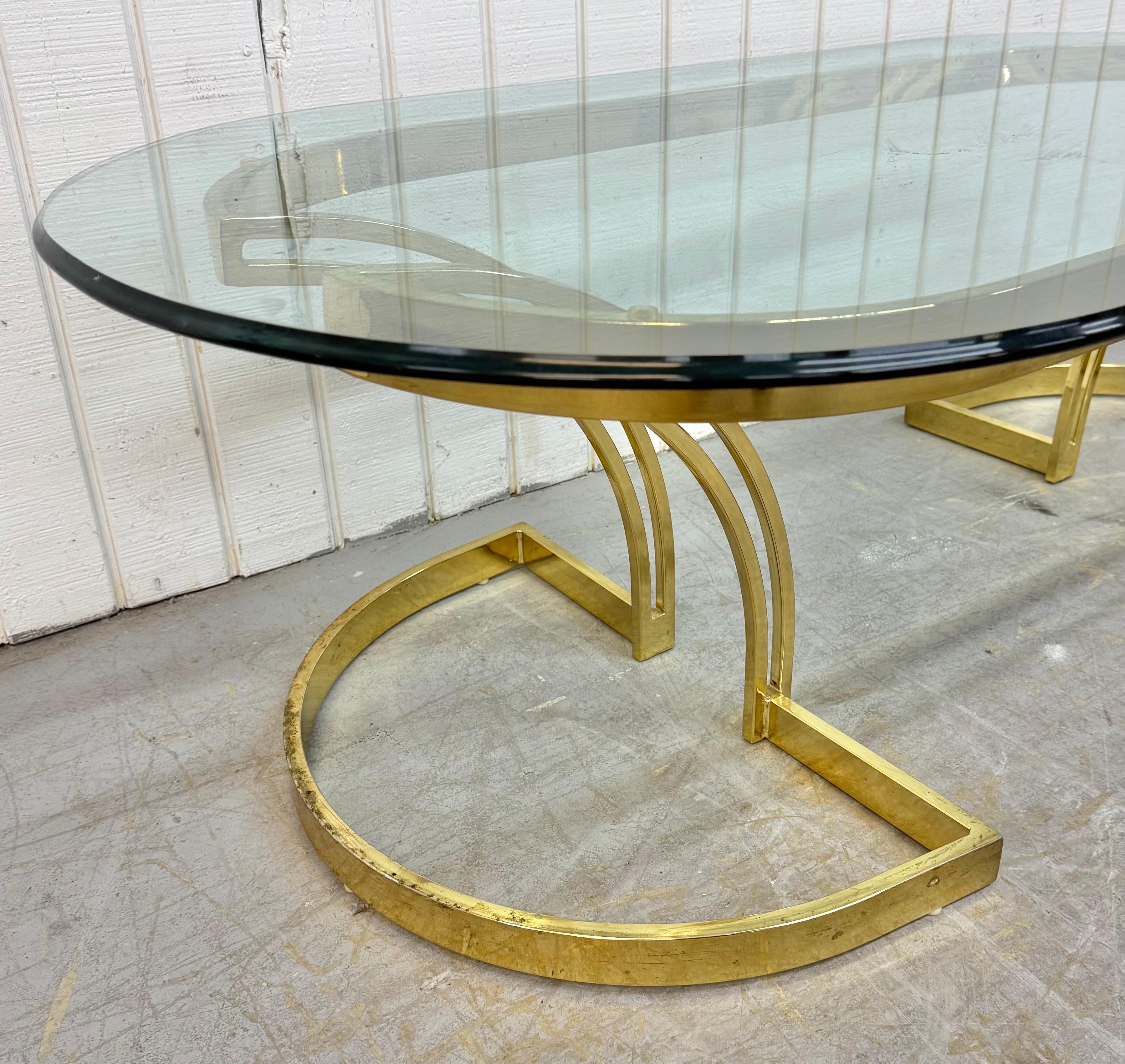 Mesa de centro vintage de latón y tapa ovalada de cristal finales del siglo XX en venta