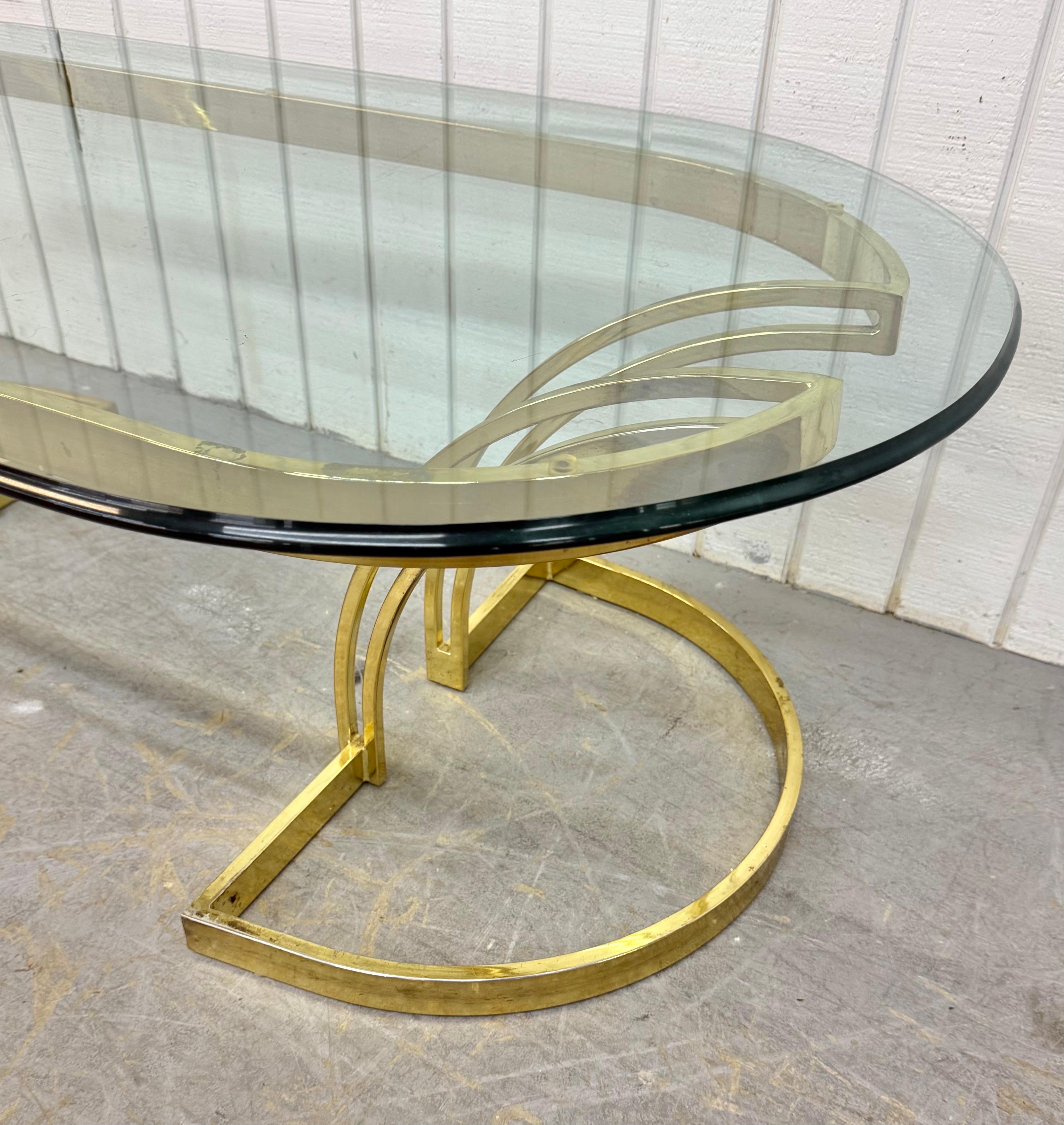 Mesa de centro vintage de latón y tapa ovalada de cristal Latón en venta