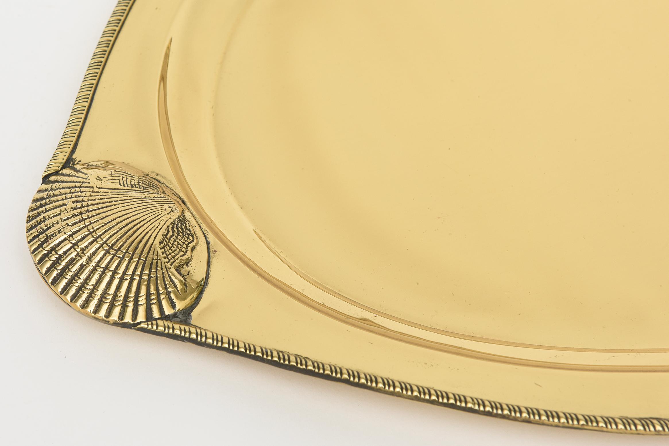 Vintage Brass Oval Tray With Shell Design Barware In Good Condition For Sale In North Miami, FL