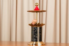 Distributore di sigarette vintage in ottone a forma di pagoda con dettagli in stile chinoiserie