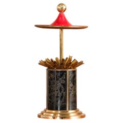 Distributore di sigarette vintage in ottone a forma di pagoda con dettagli in stile chinoiserie