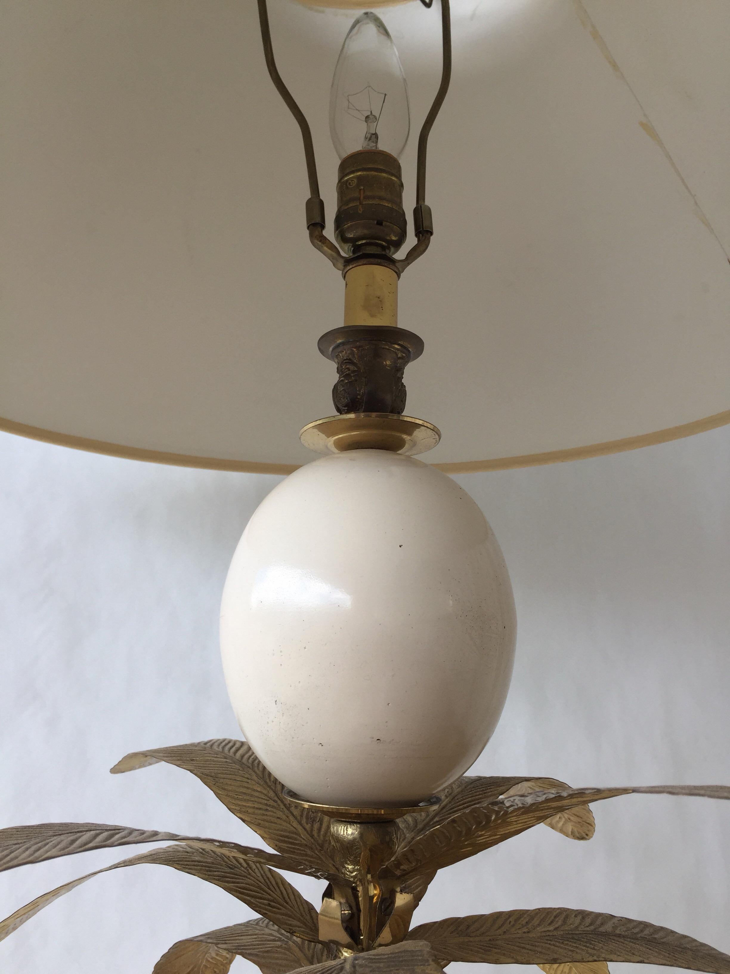 Lámpara de mesa vintage de latón con palmera y huevo de avestruz de imitación en Bueno estado para la venta en North Miami, FL