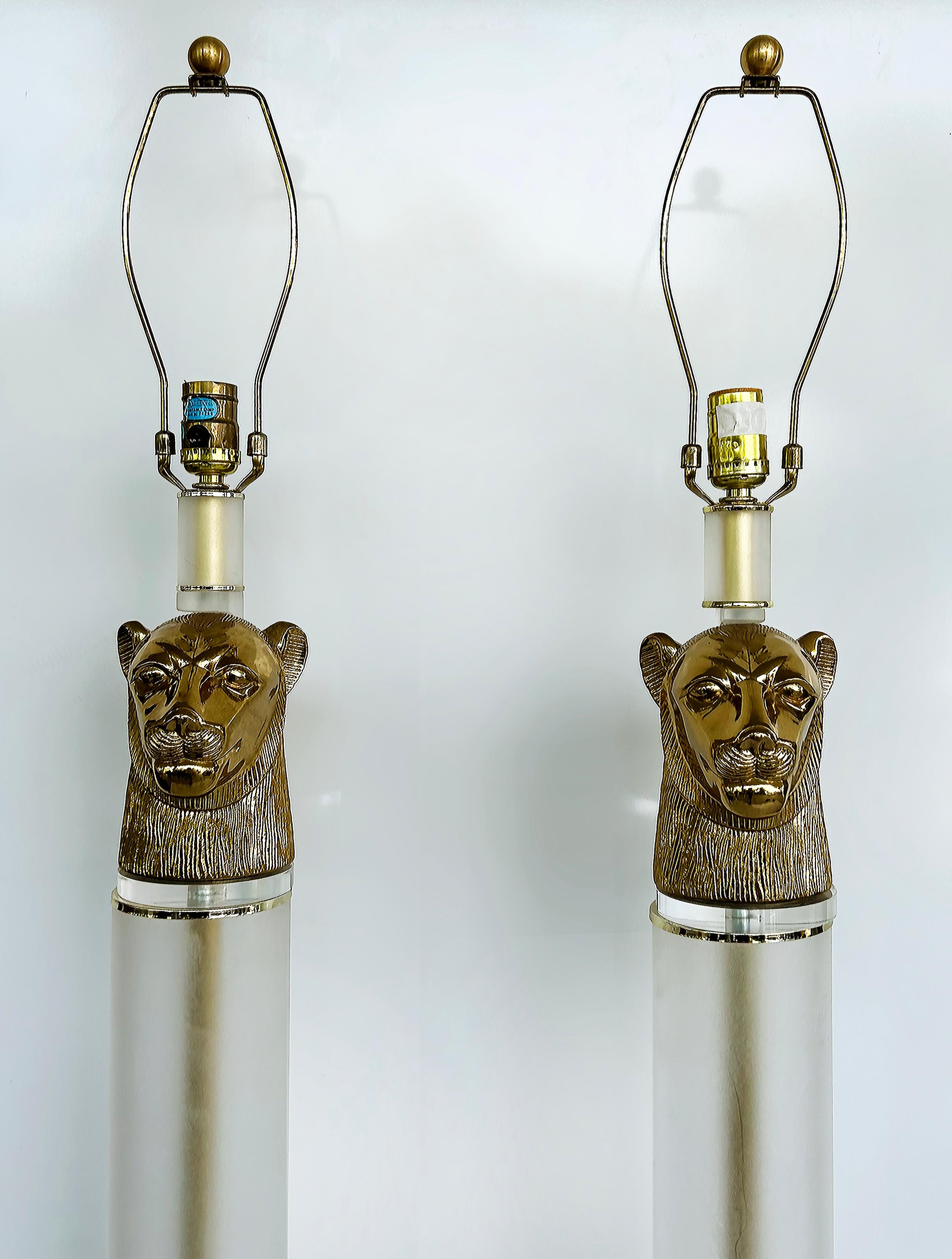 Dépoli Paire de lampadaires vintage en laiton à tête de panthère avec lucite  en vente