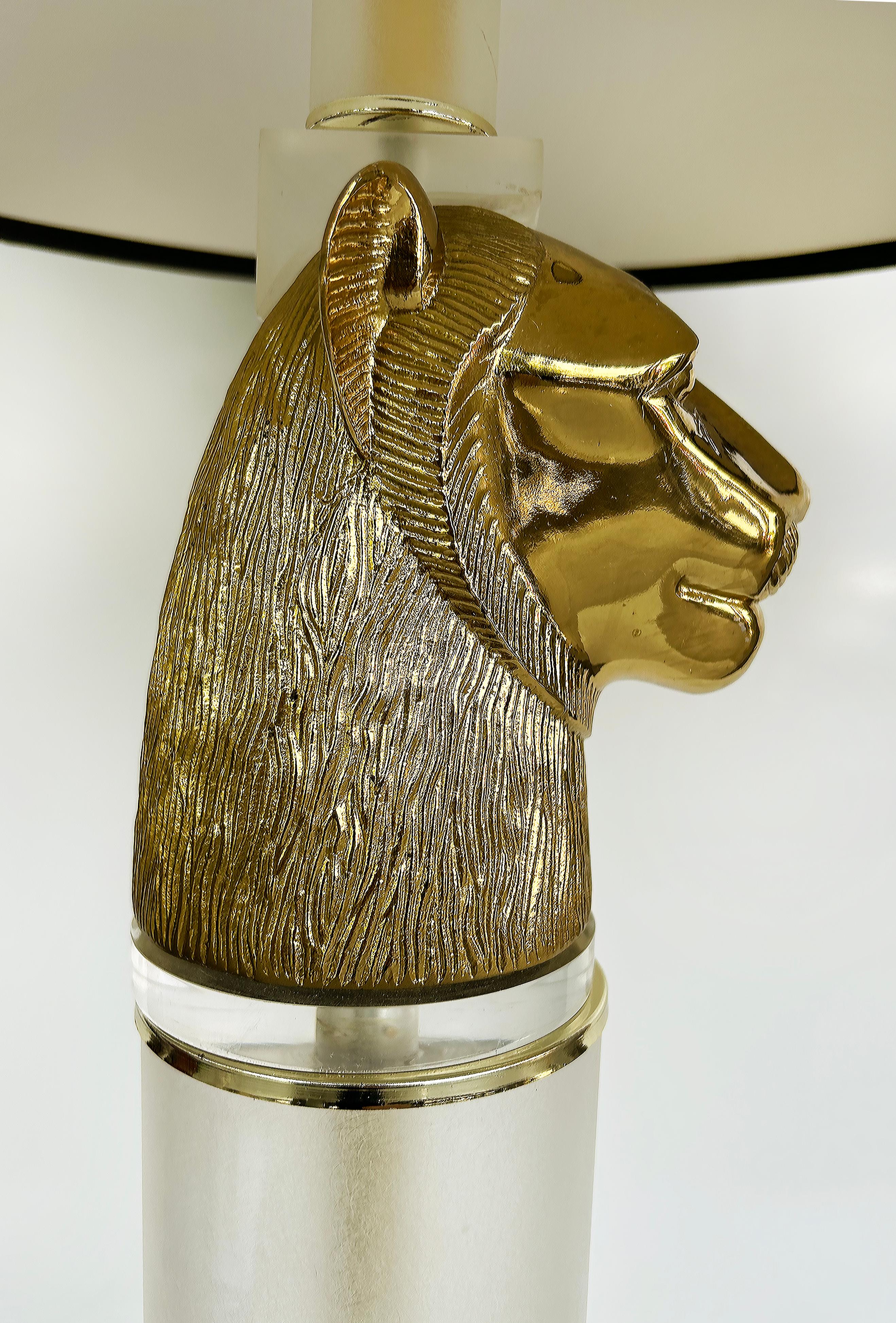 20ième siècle Paire de lampadaires vintage en laiton à tête de panthère avec lucite  en vente