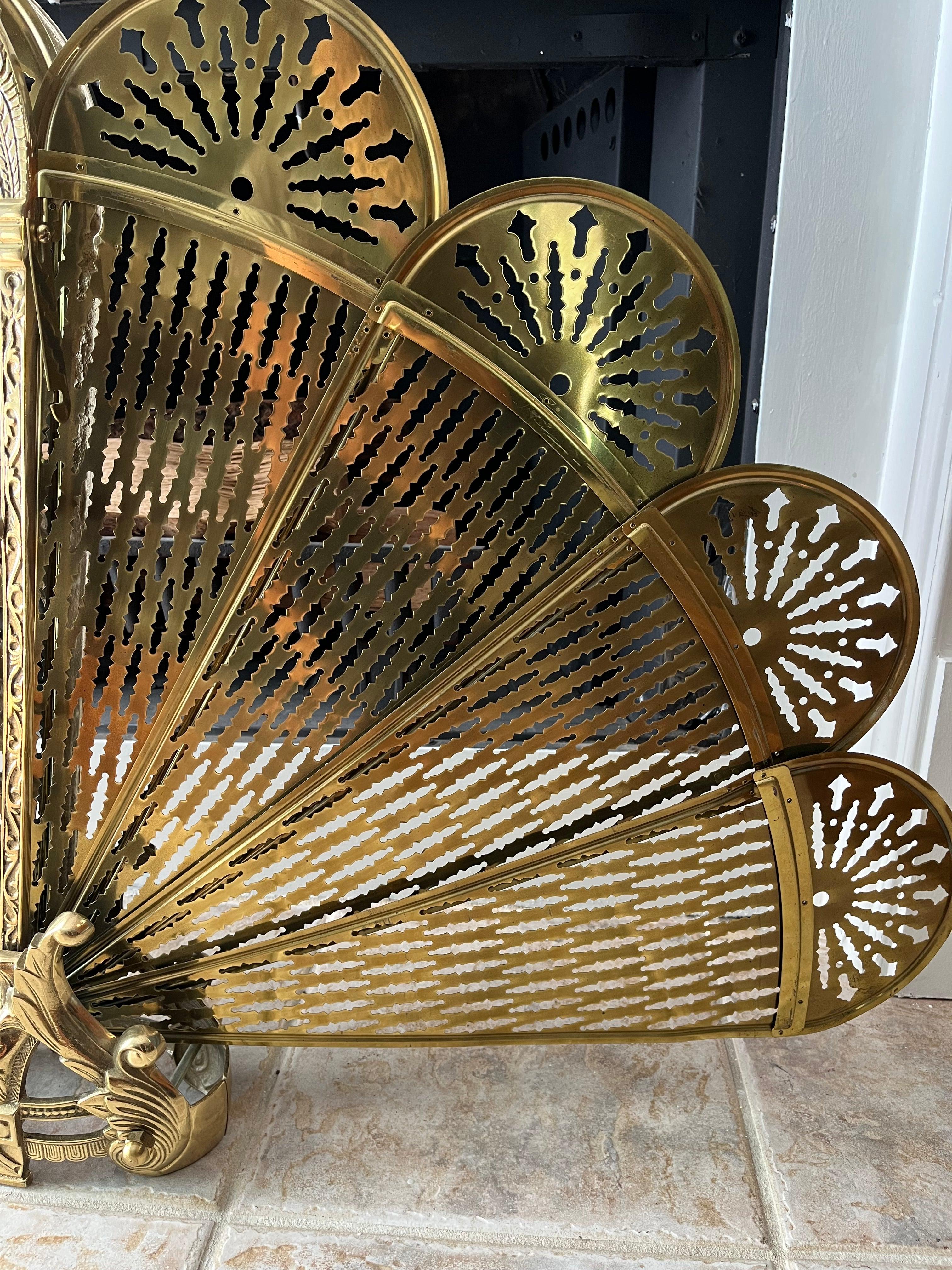 Eleg l'élégance intemporelle et la fonctionnalité de notre écran de cheminée Vintage Solid Brass Peacock, où l'art et la praticité convergent. Cette pièce remarquable présente un motif de paon rayonnant, avec des 
