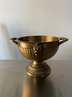 Vintage-Schüssel aus Messing auf Sockel mit Löwenkopf-Medaillons im neoklassizistischen Hotelstil