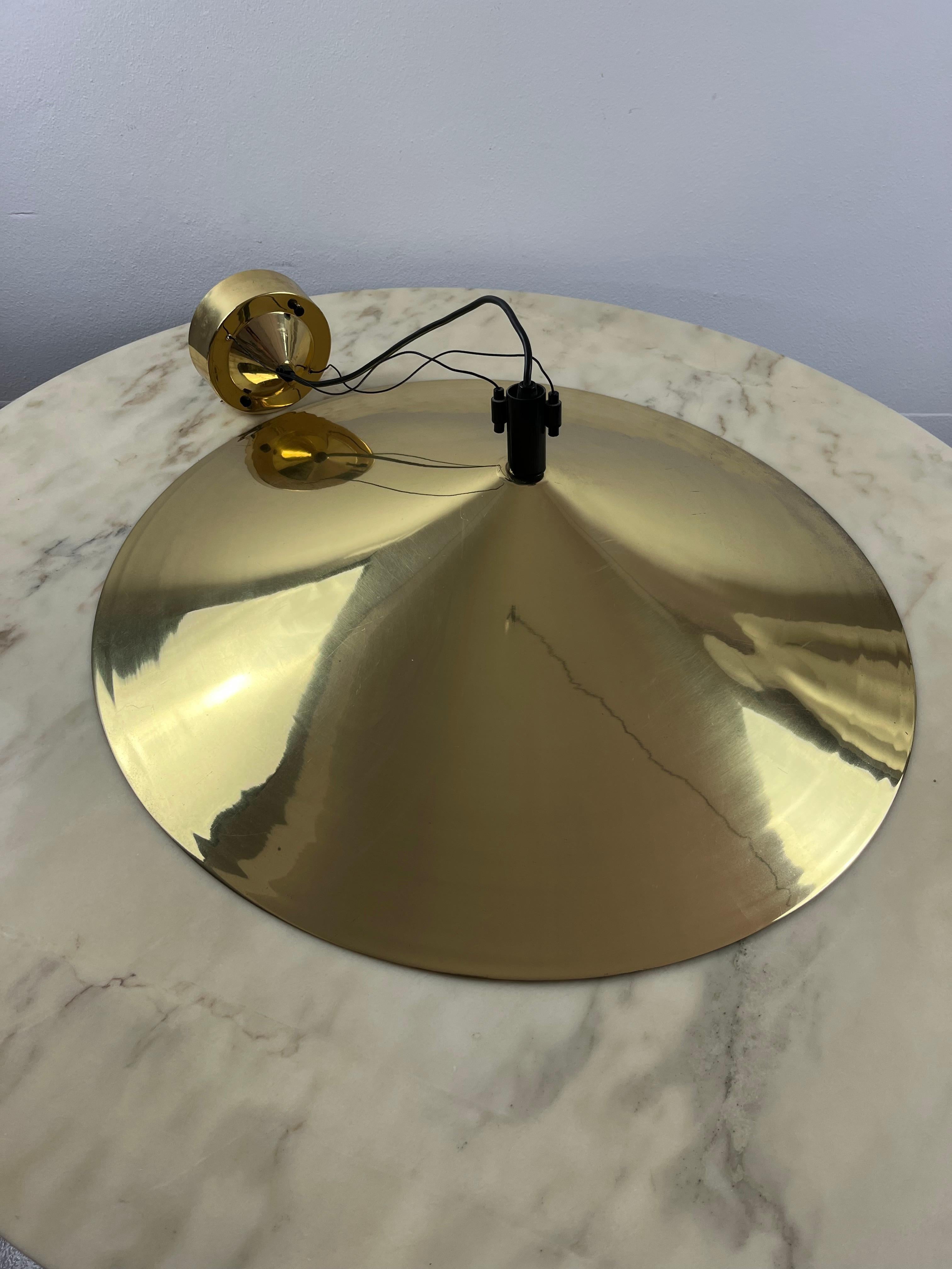 Vintage Golden Aluminium pendant lamp, Italy, 1970s
Found in an interior designer's apartment, it has a diameter of 71 cm!
The bottom has a reflective material, as evidenced by the descriptive photographs.
It is a very beautiful object from the 70s.