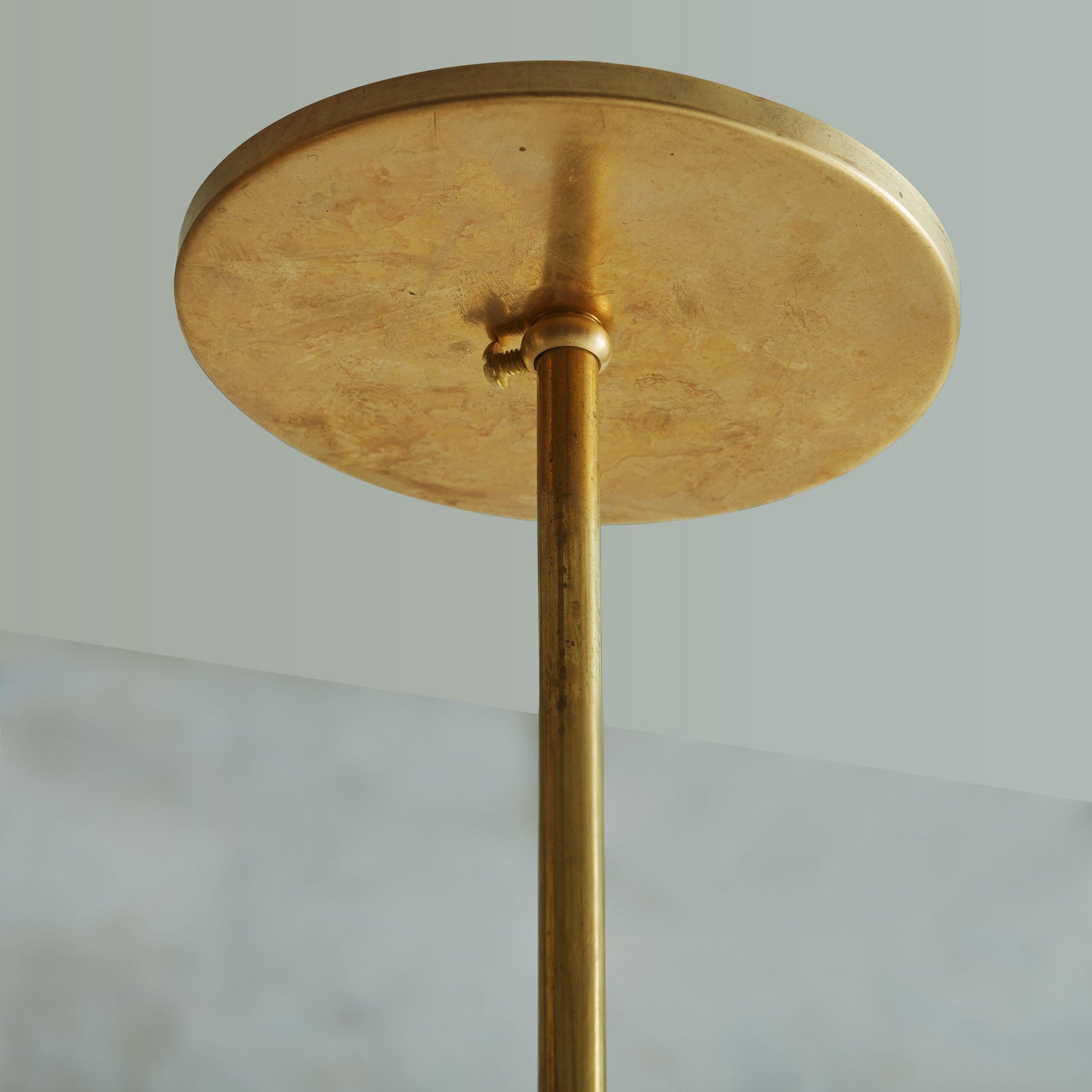 Lampe à suspension vintage en laiton avec bordure perforée - 2 disponibles en vente 3