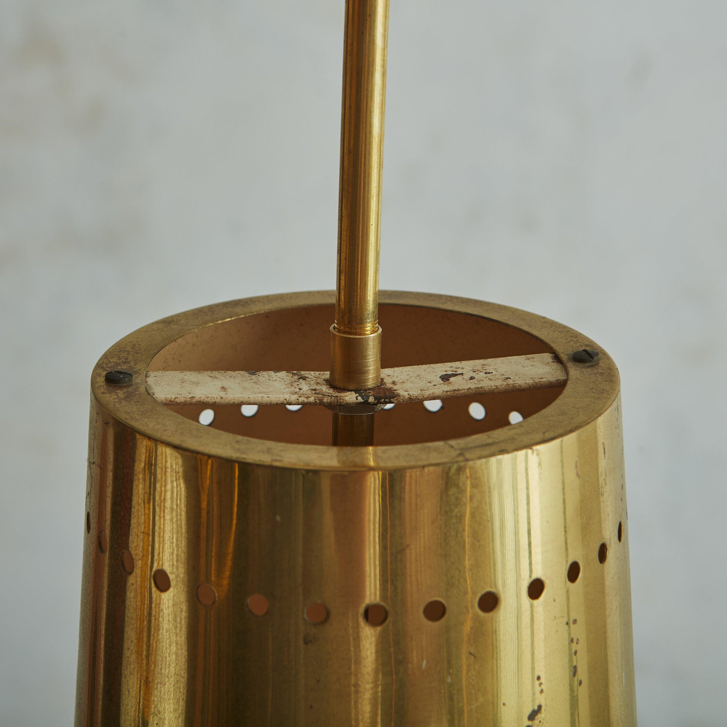 Lampe à suspension vintage en laiton avec bordure perforée - 2 disponibles en vente 4