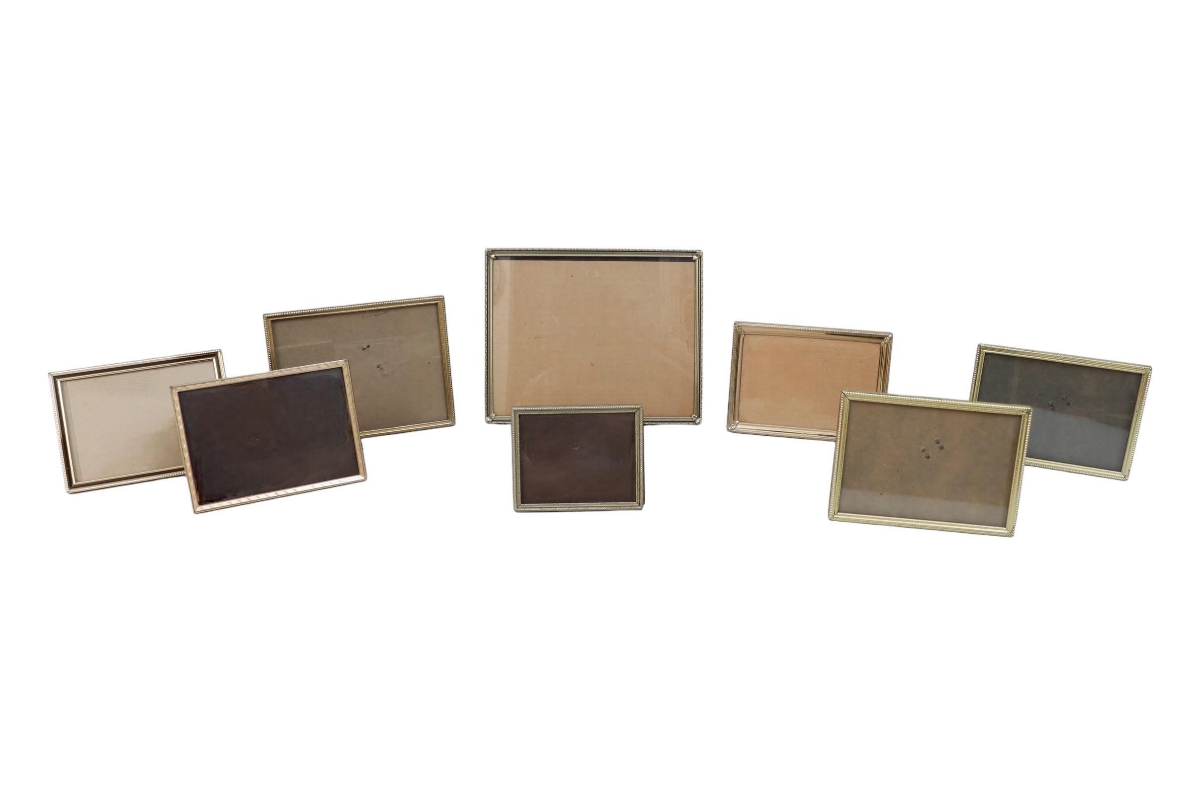 Un set di otto cornici in ottone vintage coordinate. Ognuno di essi presenta un delicato motivo intorno al bordo, molti dei quali con un bordo di perline. Le cornici misurano da 4