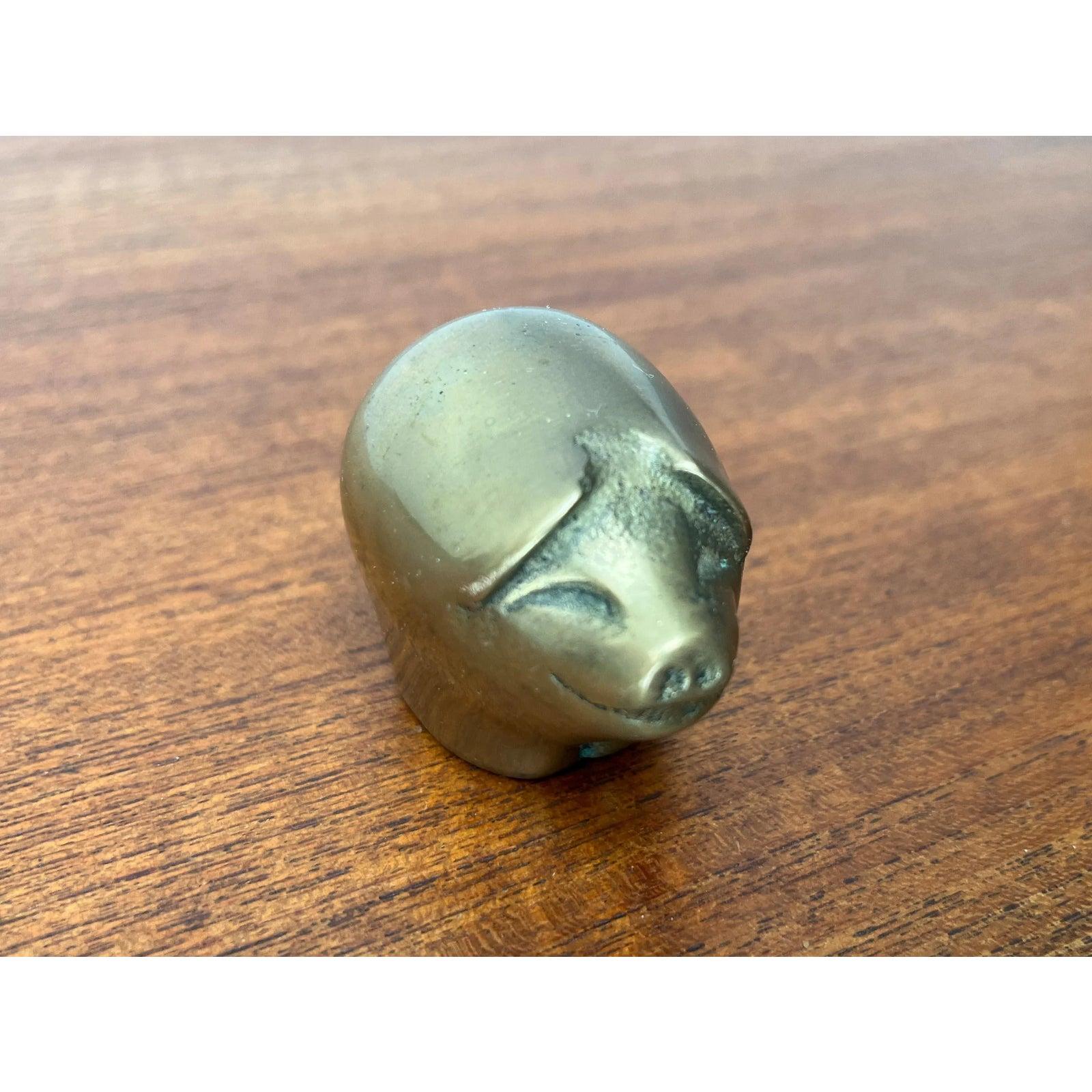 Figurina di maiale in ottone vintage di Gallo, anni '70, in ottime condizioni. Disegnato dal 1970 al 1979 Questo pezzo ha un marchio di attribuzione.

Informazioni aggiuntive:
Materiali: Metallo
Colore: oro
Tipo di articolo: Vintage, Antico o