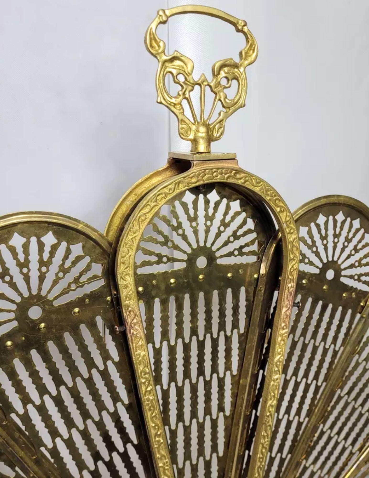 Vintage Brass Pineapple Folding Fan Fireplace Screen In Good Condition In Portsmouth, VA