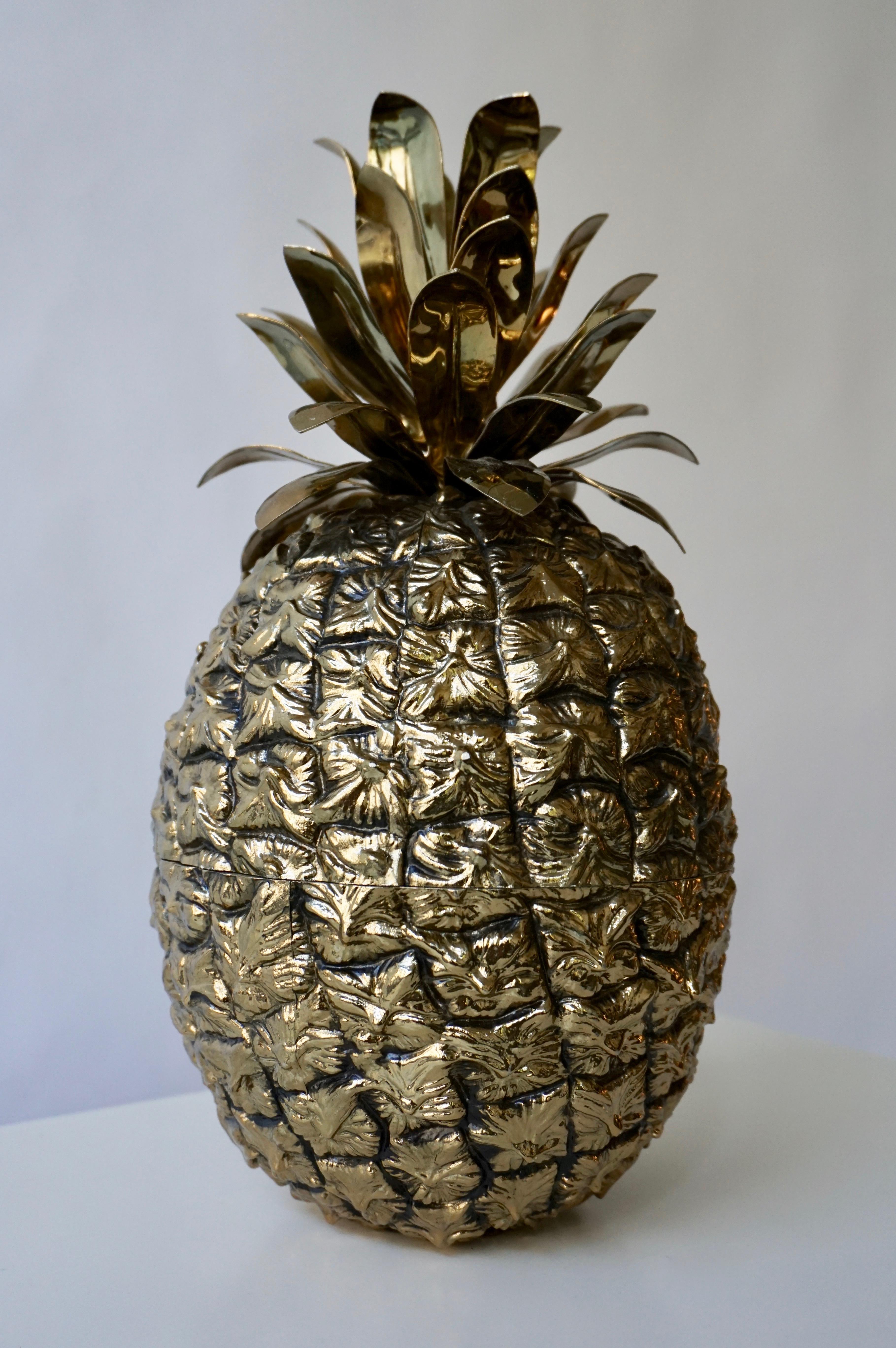 Large pineapple ice bucket made in Switzerland, circa 1960.
Measures: Height 17 cm.
Diameter 35 cm.