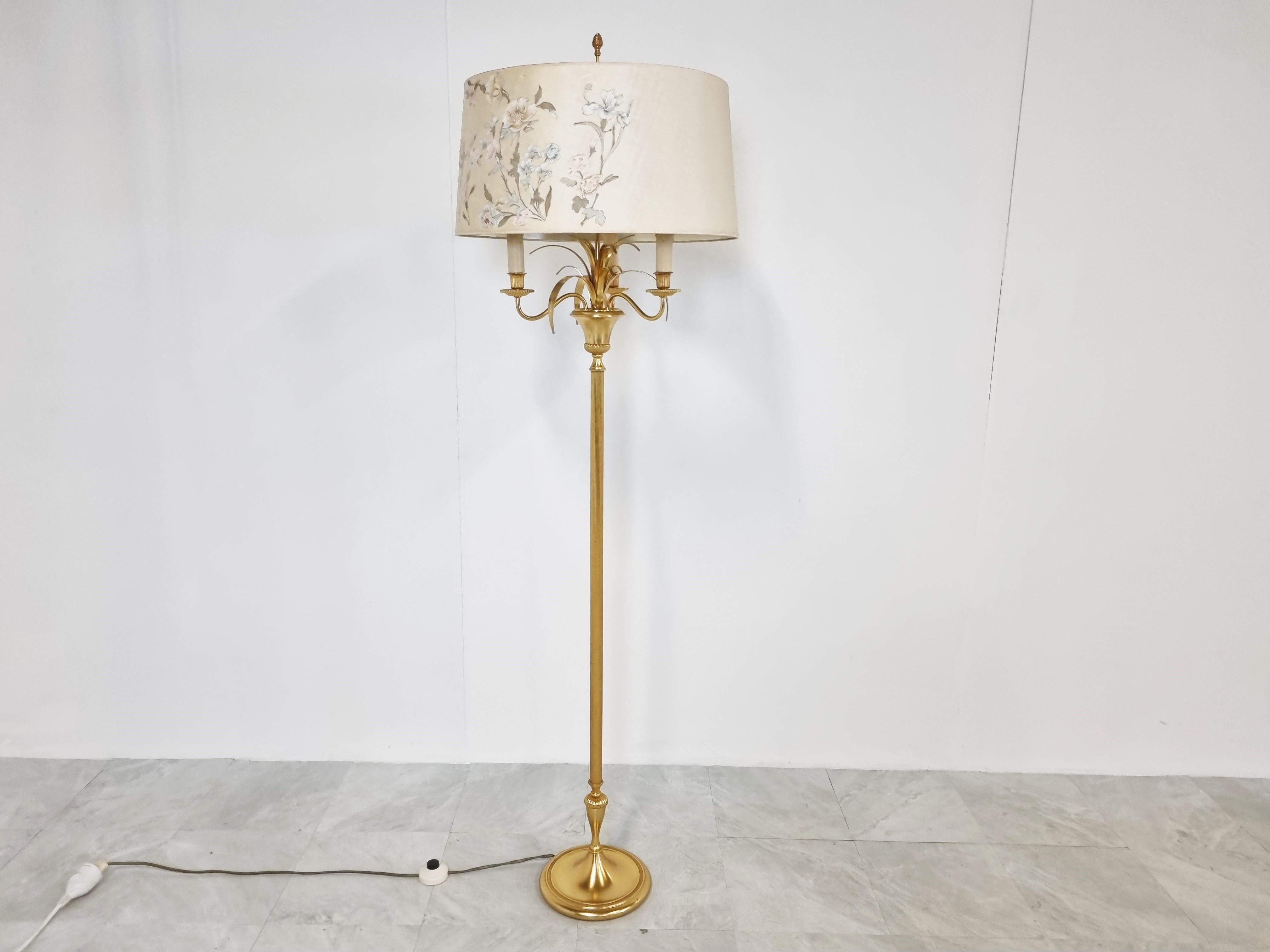 Vintage brass pineapple leaf floor lamp by Boulanger.

Charming natural lamp just like the pineapple leaf table lamps but heere offered in a large floor lamp model.

Good condition.

Tested and ready to use with a regular E26/E27 light