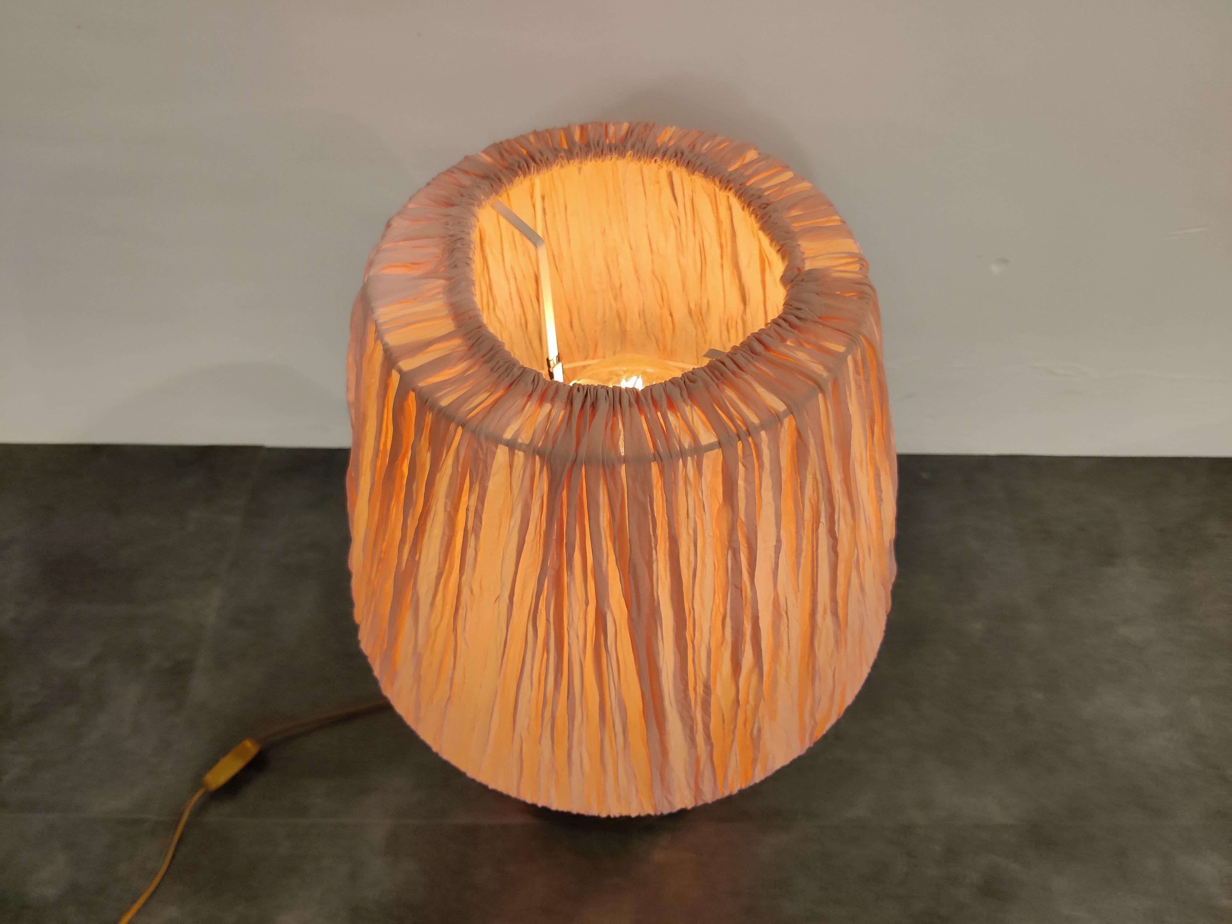 Large brass pineapple shaped table lamp.

Comes with rather remarkable pink lamp shade, but once lit, it emits a beautiful warm light.

Tested and ready dot use, works with a regular E27 light bulb.

Dimensions:

Height 65cm/25.59