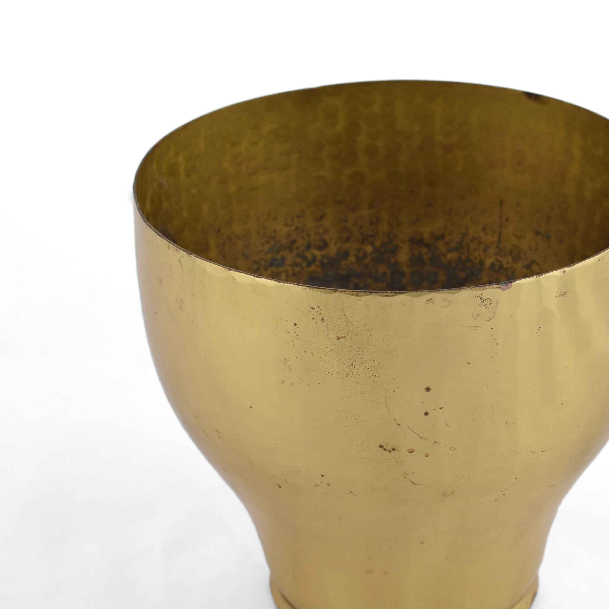 Vintage brass plant pot is an original object realized in the 1950s.

Realized by Eugen Zint. Made in Germany.

The label of Eugen Zint is present on the base. 

Original brass beiden.

Good conditions, wear compatible with age and use.
