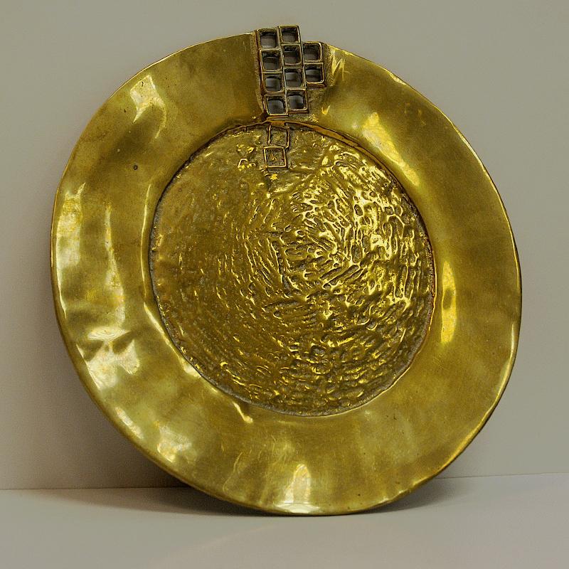 Very nice midcentury brass plate with open square holes on the side. Unique design. For decorative wall hanging or as a dish at the table for fruits, cakes etc. Measures: 31.5 cm D x 2.5 cm H.
Unknown designer and manufacturer. Probably