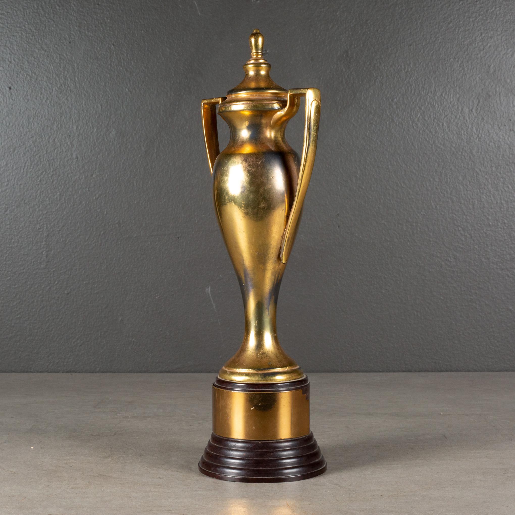 ÜBER

Ein vermessingter Vintage-Pokal mit Bakelit-Sockel und Messingplakette. 

Abgebildet mit lebensgroßem Handmodell als Maßstab. 

    CREATOR Dodge Inc.
    HERSTELLUNGSDATUM ca. 1940.
    MATERIALIEN UND TECHNIKEN Messingblech, Bakelit.
   
