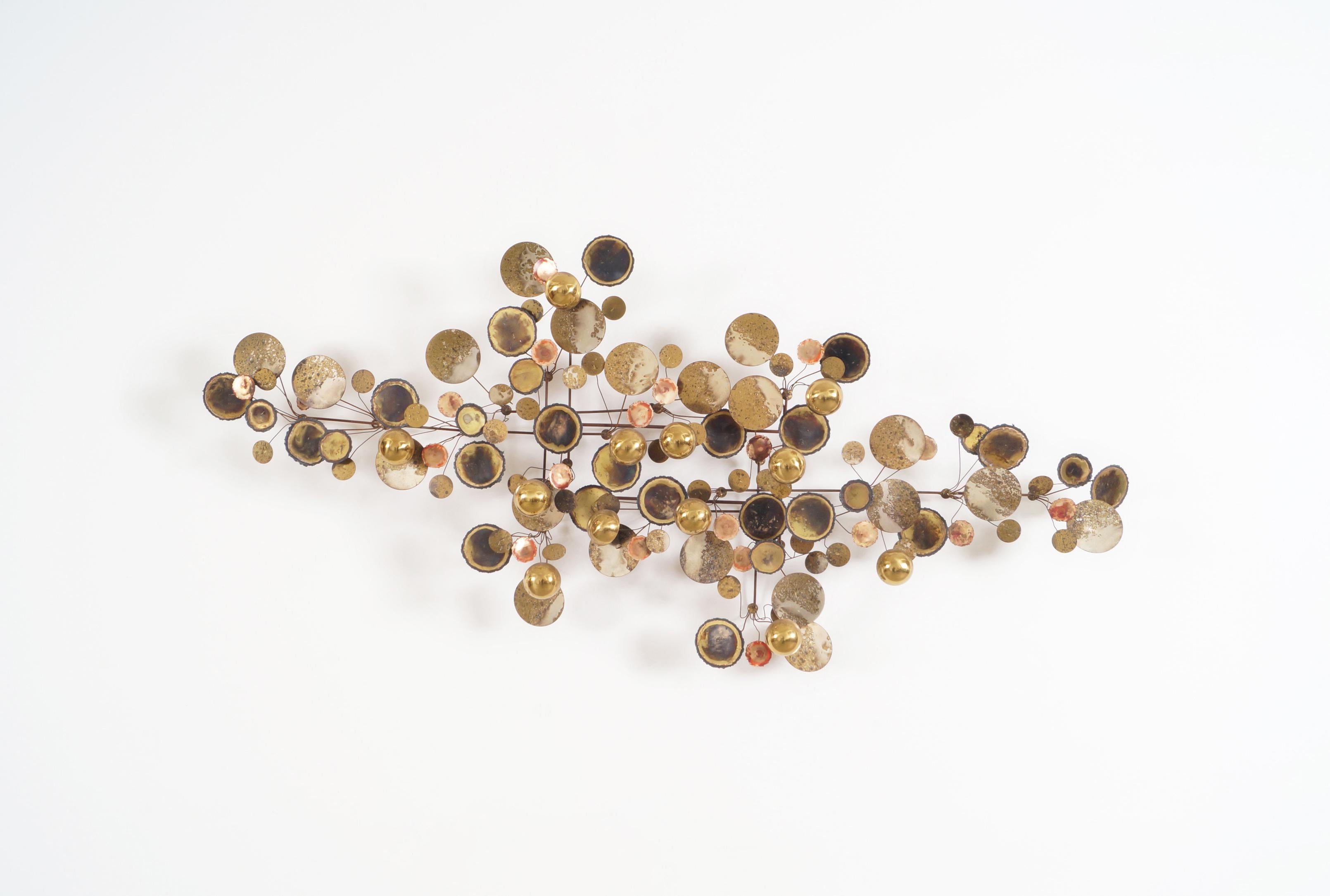 Exceptional vintage brass “Raindrops” wall sculpture designed by Curtis Jere in the United States, circa 1970s. This piece is undoubtedly worthy of any museum since its design and construction materials attract the attention of any spectator,