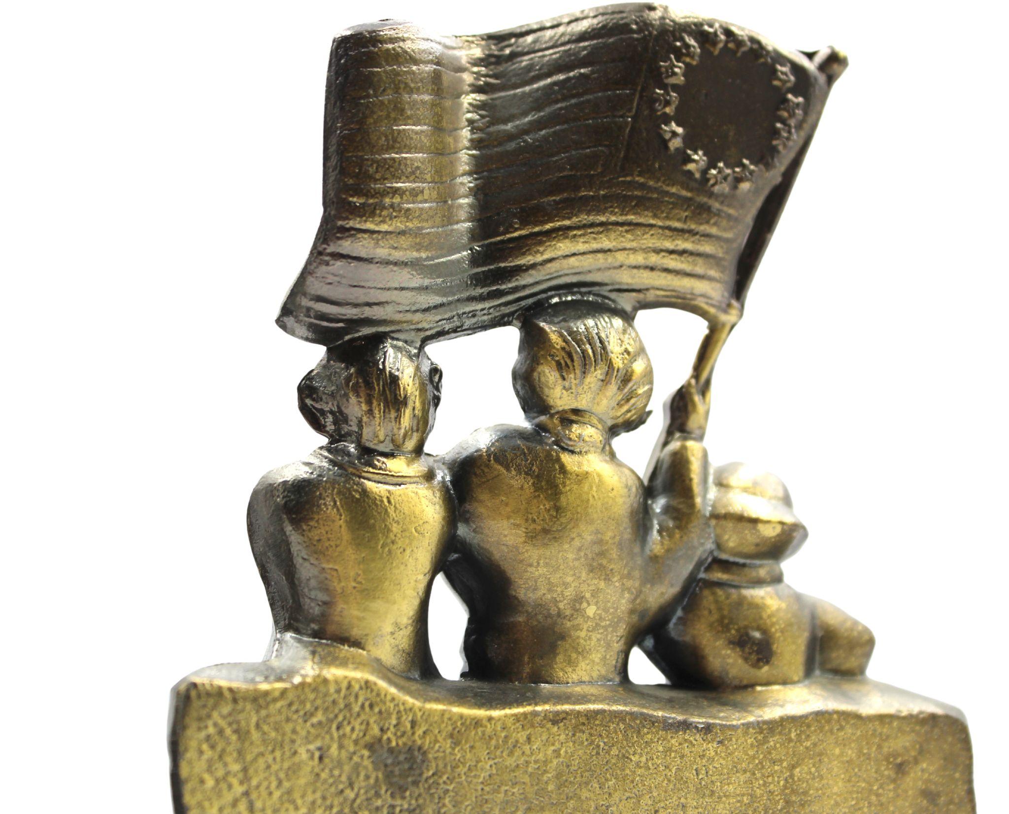 Vintage Brass Revolutionary War Soldiers Bookends by S.C.C., 1974 In Good Condition In Colorado Springs, CO