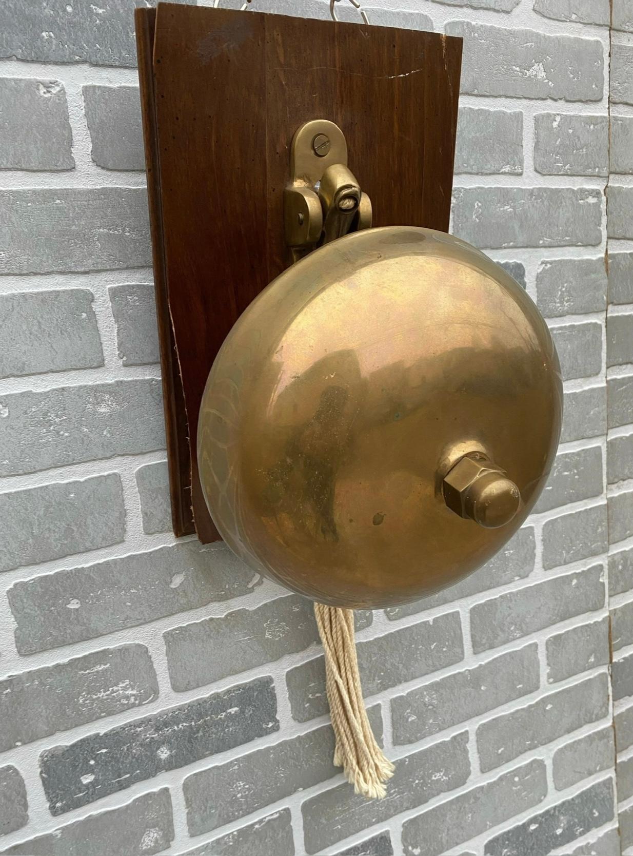 Vintage Brass Ringside Boxing Ring Bell on Wood Plaque 

USA Vintage Brass Boxing Club, Boxing Ring Referee's Rounds Bell. It is the right tone you will recognize. Fully Functional and Ready to Mount. Great piece to add to a boys room, mens cave or