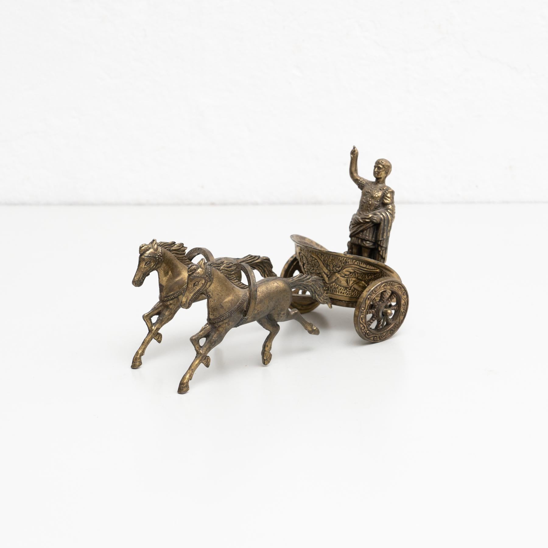 Vintage-Metallfigur der traditionellen römischen Chariot im Vintage-Stil mit einem gestempelten Olympischen Symbol.

Von einem unbekannten Hersteller in Spanien hergestellt, um 1950.

Originalzustand, alters- und gebrauchsbedingte