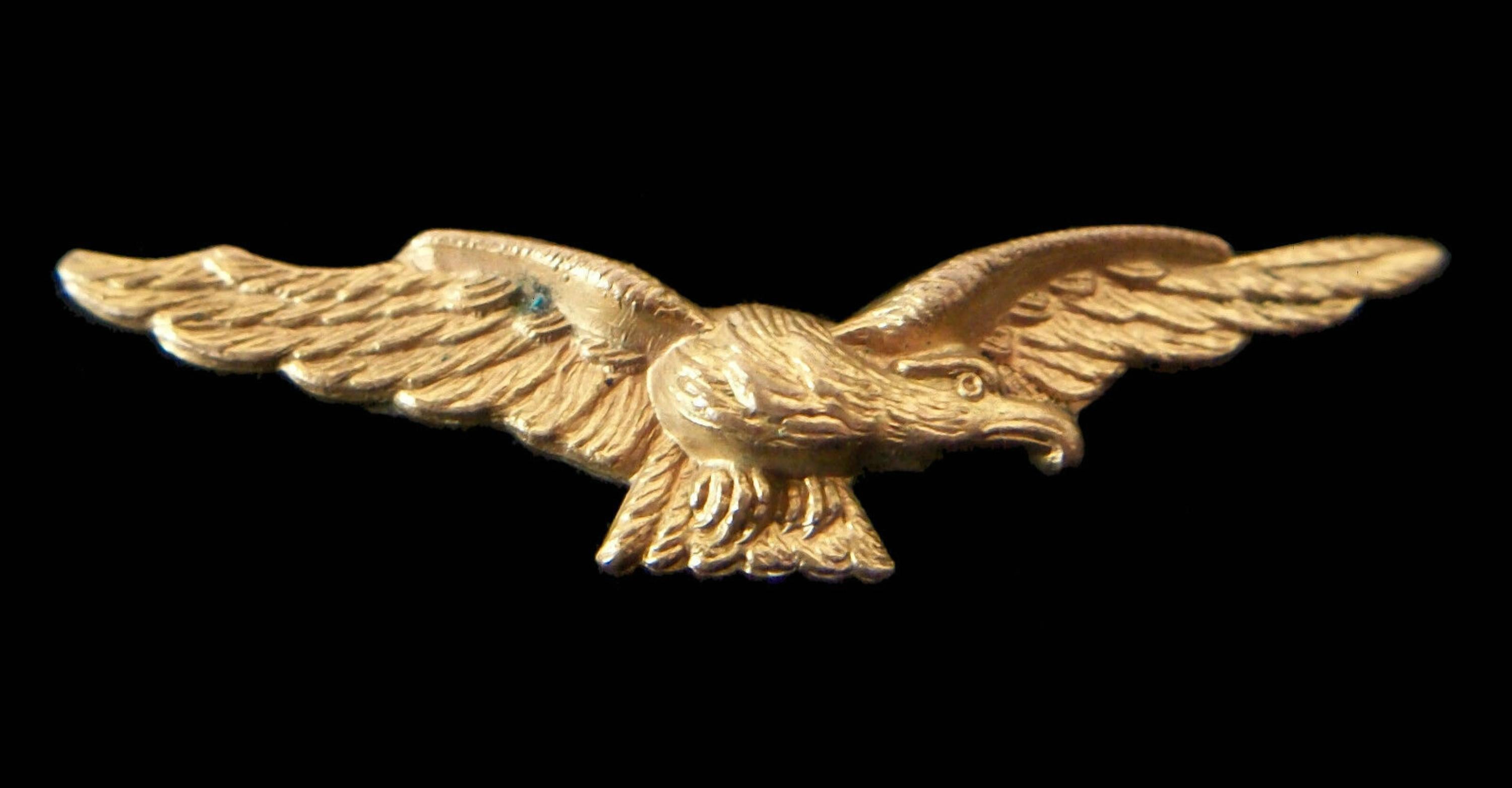 Vintage Brass Royal Air Force Insignia Pin - Unsigned - U.K. - Mid 20th Century For Sale 2