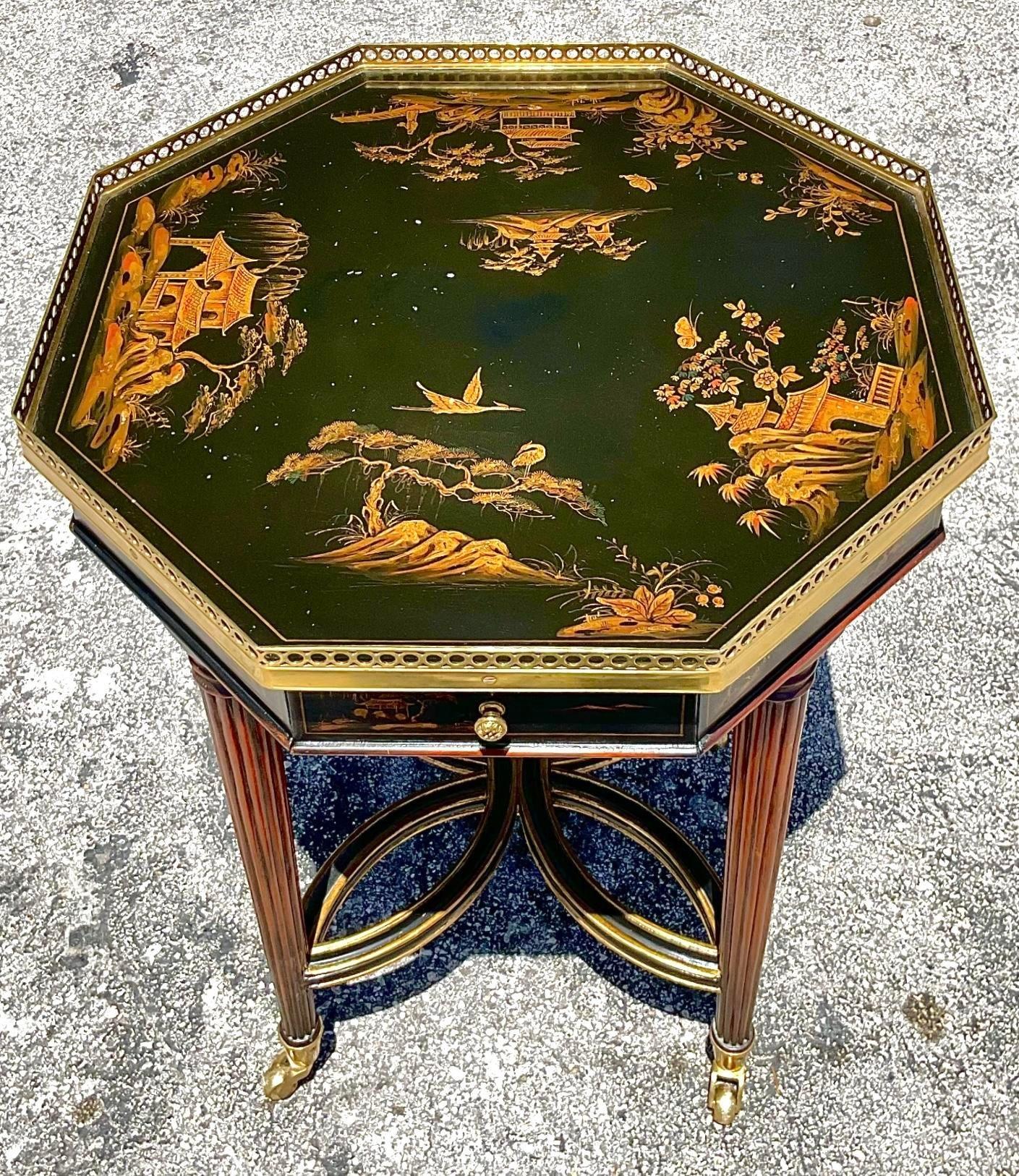 Améliorez votre espace avec cette table d'appoint octogonale en laiton Vintage et Chinoiserie. Dotée de détails en laiton exquis et d'un étonnant design Chinoiserie, cette table d'appoint octogonale apporte une touche d'élégance et de sophistication