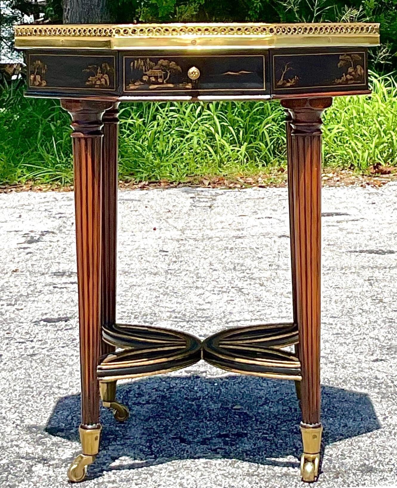 Américain Table d'appoint octogonale en laiton et Chinoiserie en vente