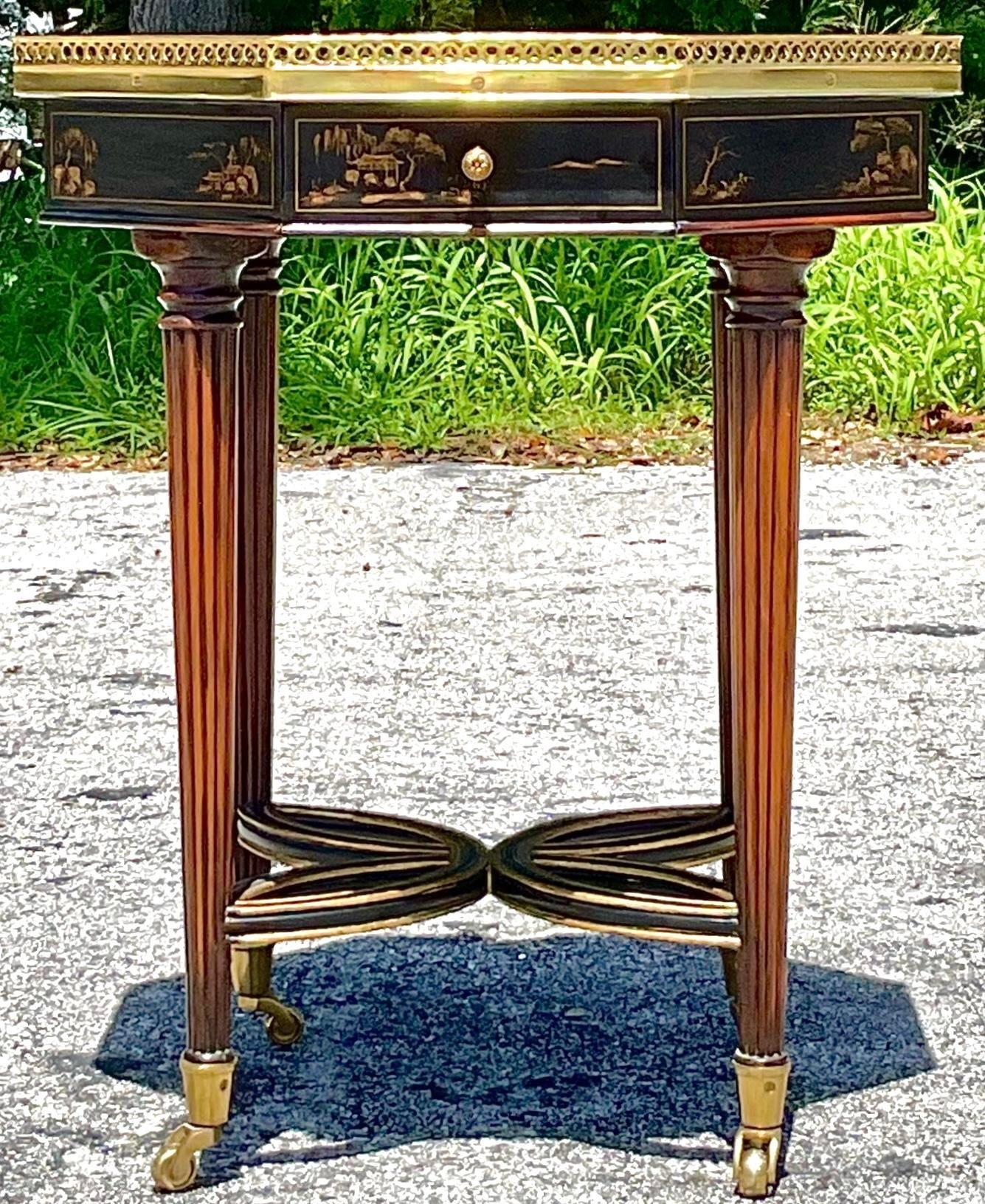 Table d'appoint octogonale en laiton et Chinoiserie Bon état - En vente à west palm beach, FL