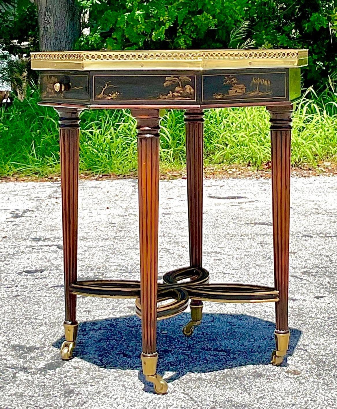 20ième siècle Table d'appoint octogonale en laiton et Chinoiserie en vente