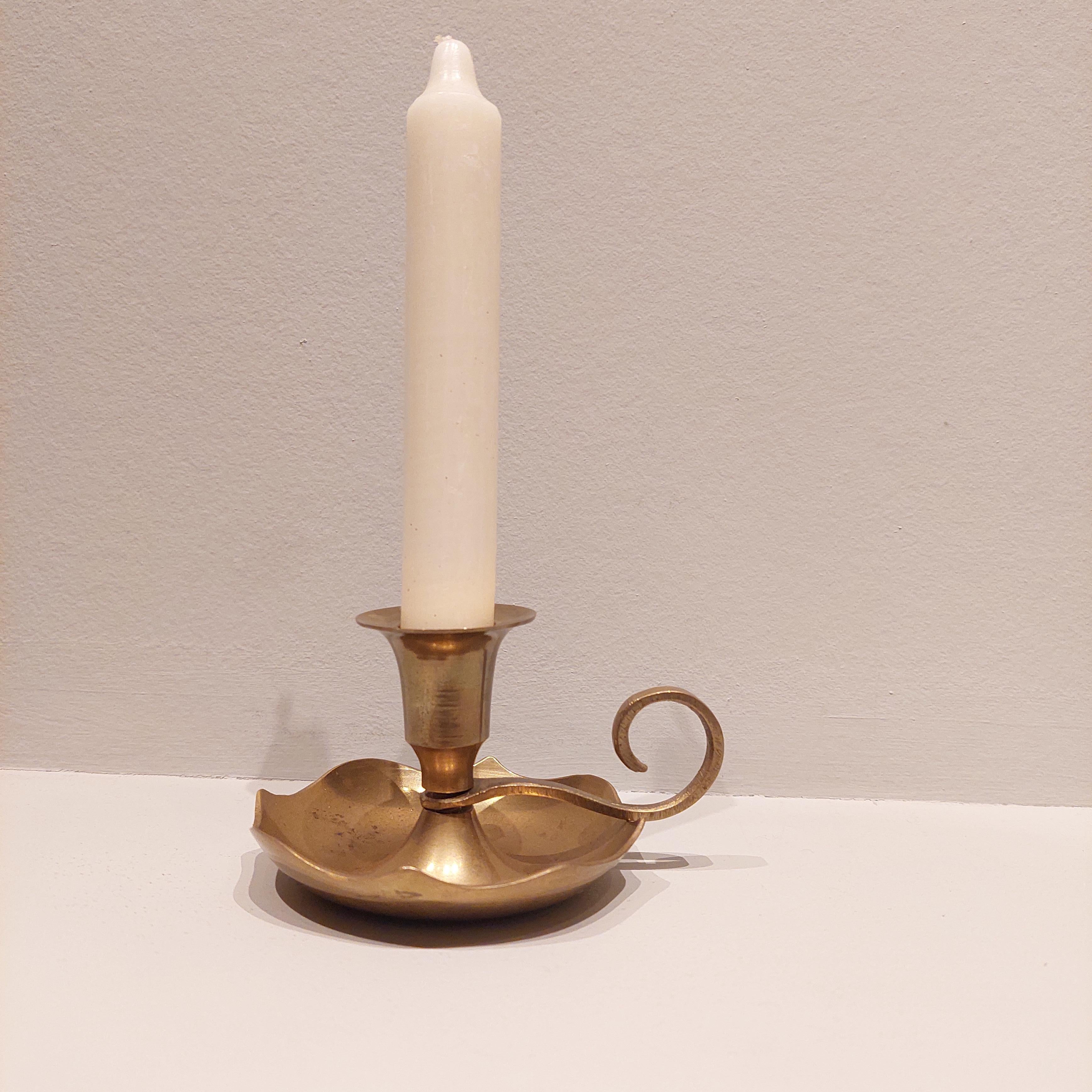 Chamberstick-Kerzenhalter-Kerzenständer aus Messing mit Wellenschliff, 1940er Jahre (Viktorianisch) im Angebot