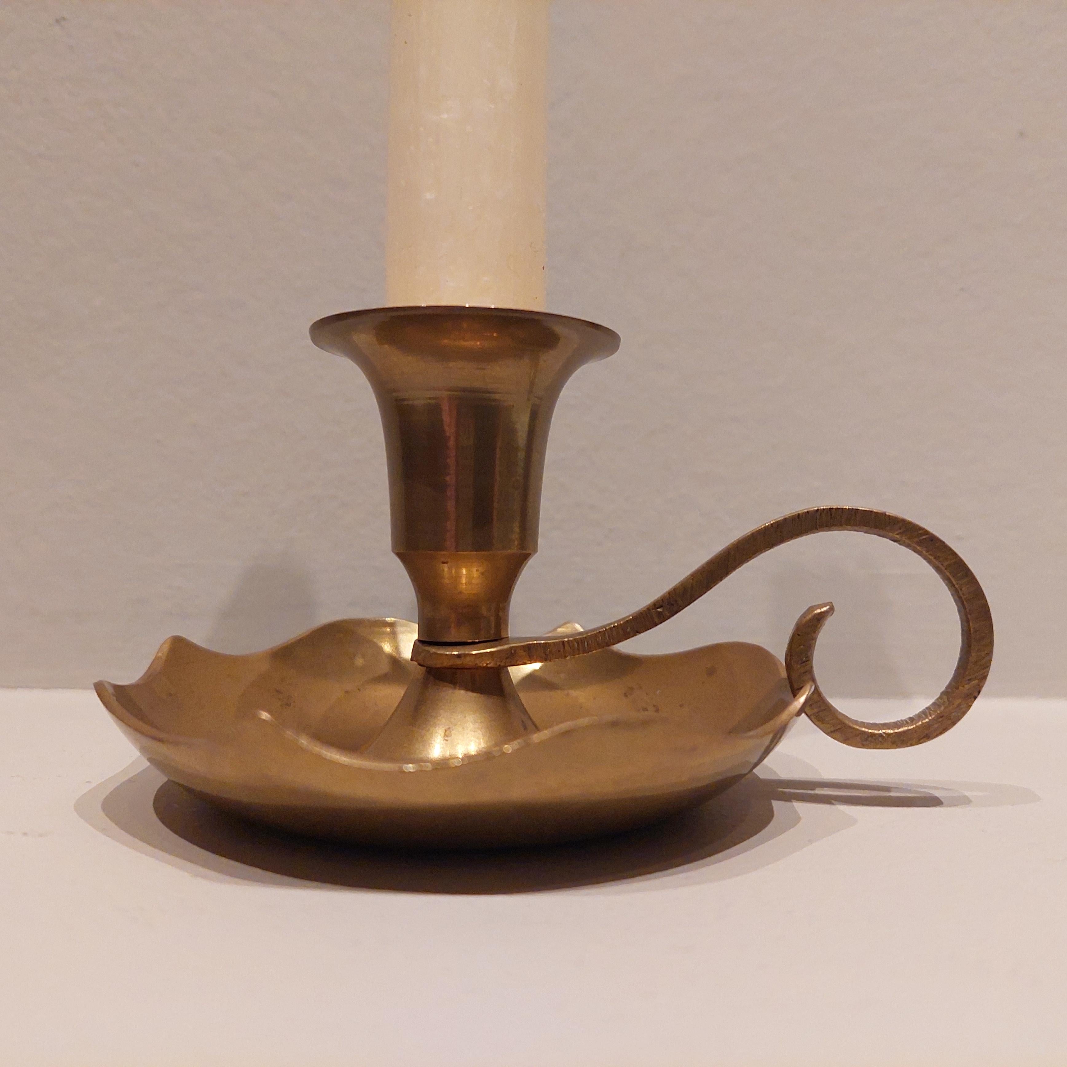 Vintage Brass Scalloped Chamberstick candle holder candlestick, 1940s In Good Condition For Sale In Leamington Spa, GB