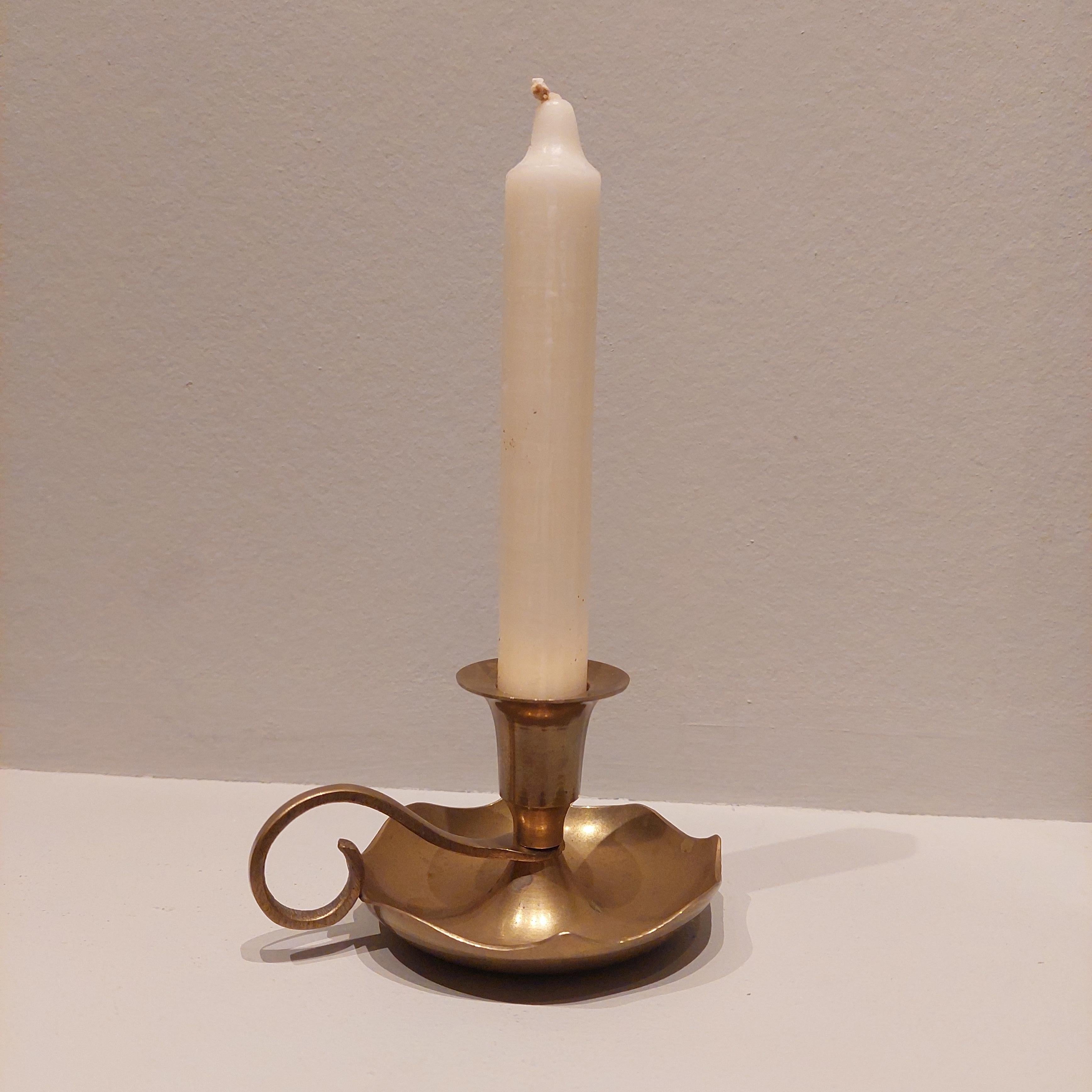 Chamberstick-Kerzenhalter-Kerzenständer aus Messing mit Wellenschliff, 1940er Jahre im Angebot 2