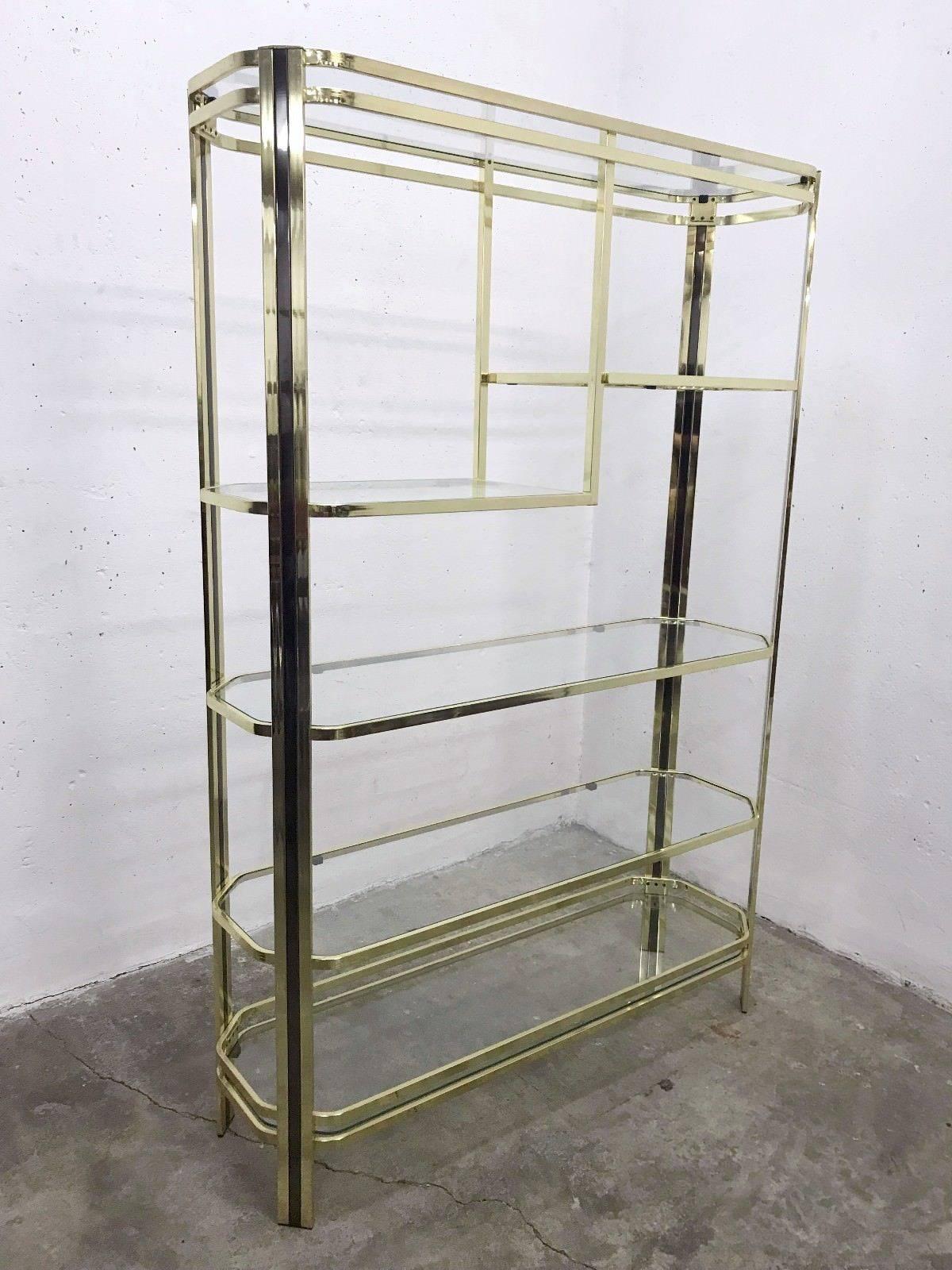 Brass shelf, vintage, circa 1970. Romeo Rega style
Modernist design - Italy
Material: Brass metal structure and glass shelves
Dimensions: H 180 x Lar 122 x D 38 cm
Nice condition!