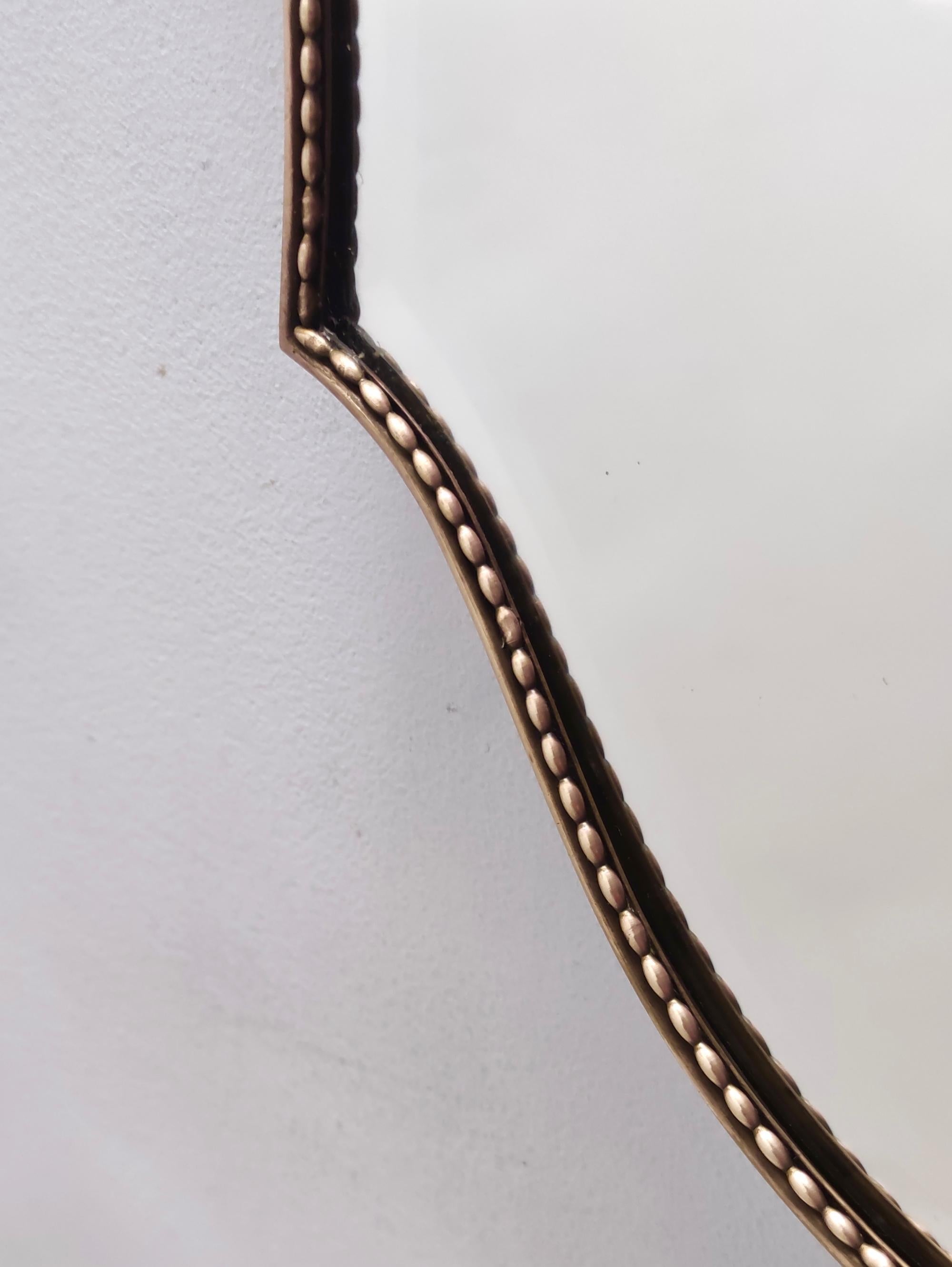 Specchio da parete smussato a forma di scudo in ottone d'epoca, Italia in vendita 4