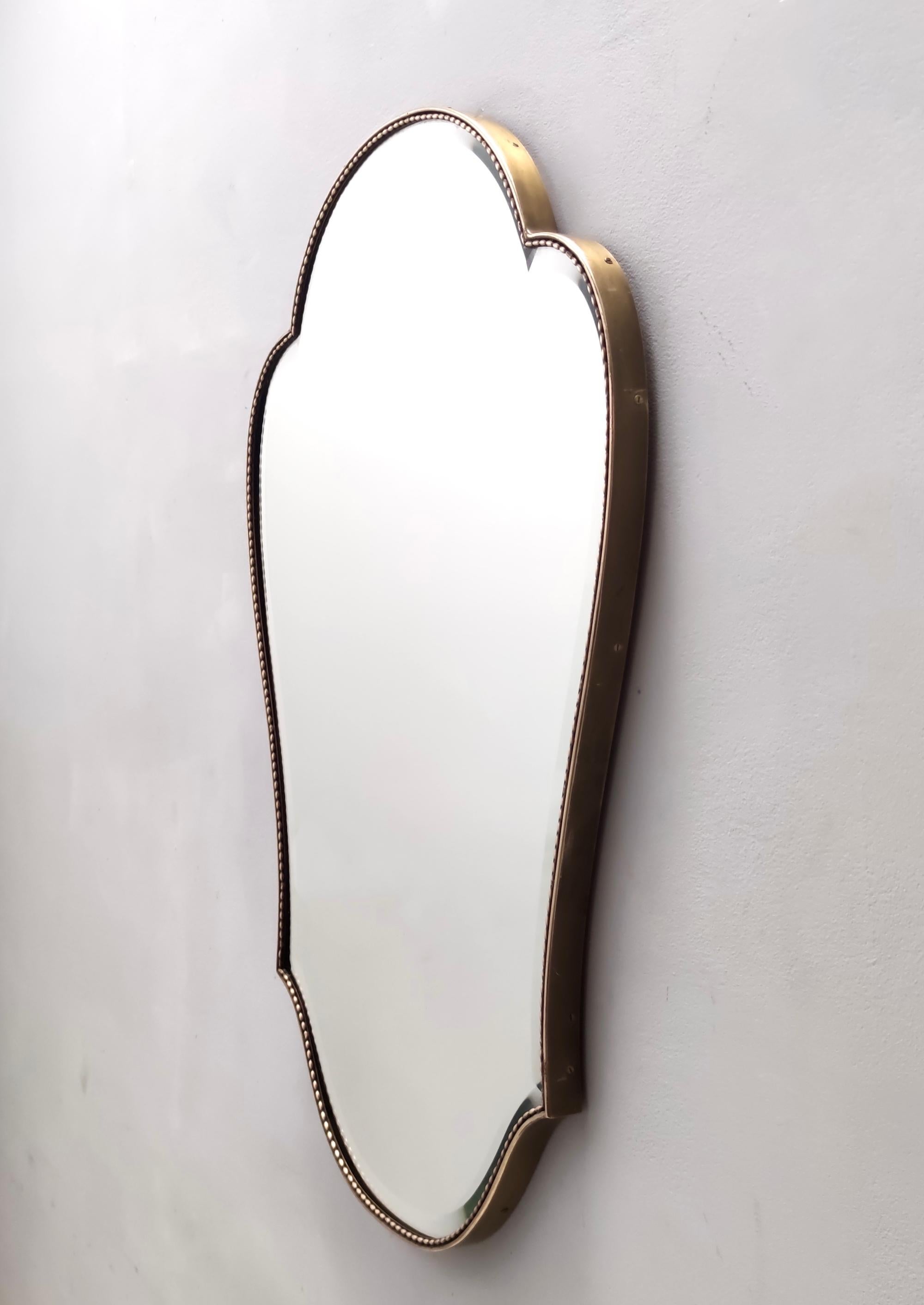 Italiano Specchio da parete smussato a forma di scudo in ottone d'epoca, Italia in vendita
