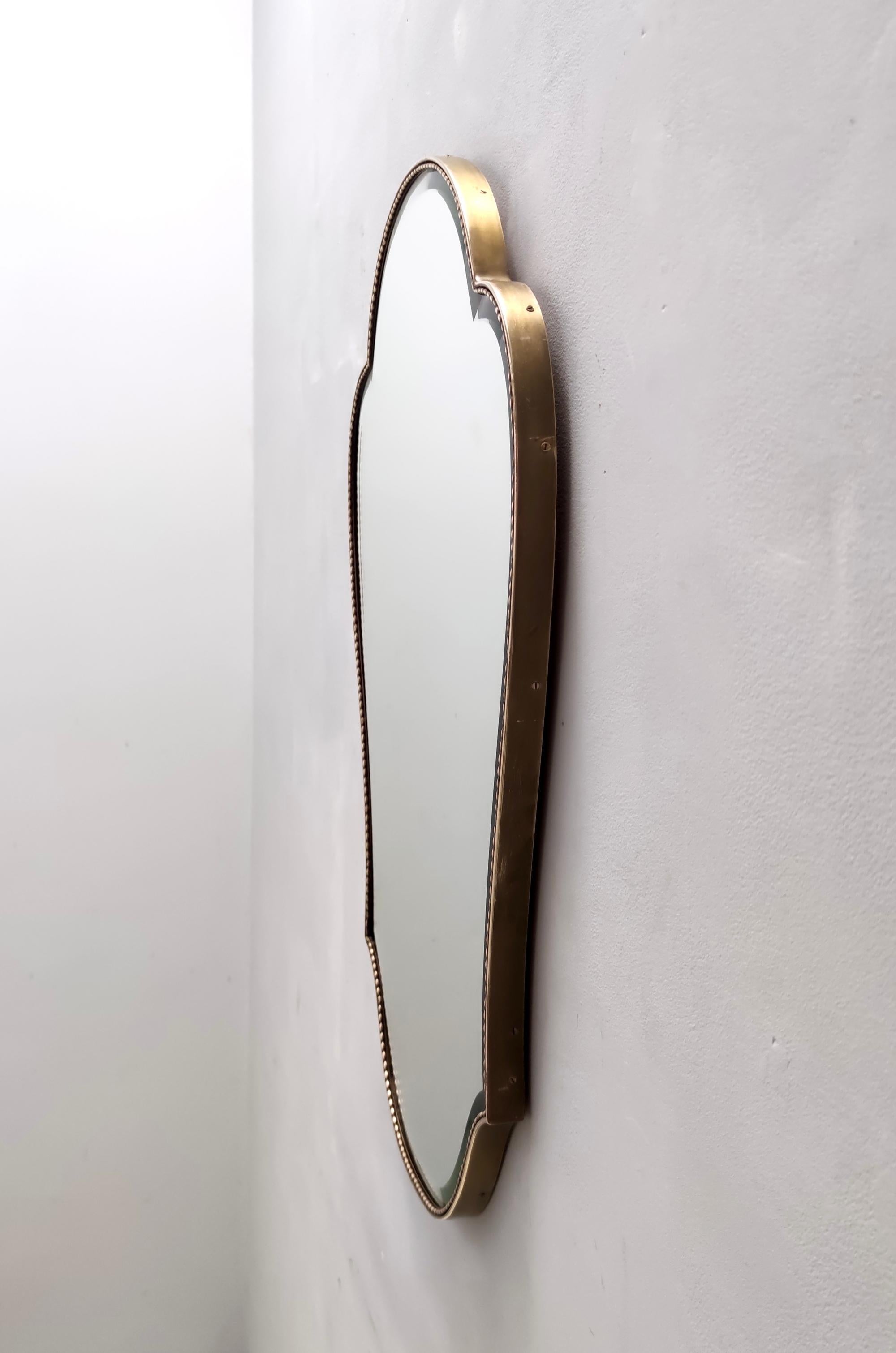 Specchio da parete smussato a forma di scudo in ottone d'epoca, Italia In condizioni ottime in vendita a Bresso, Lombardy