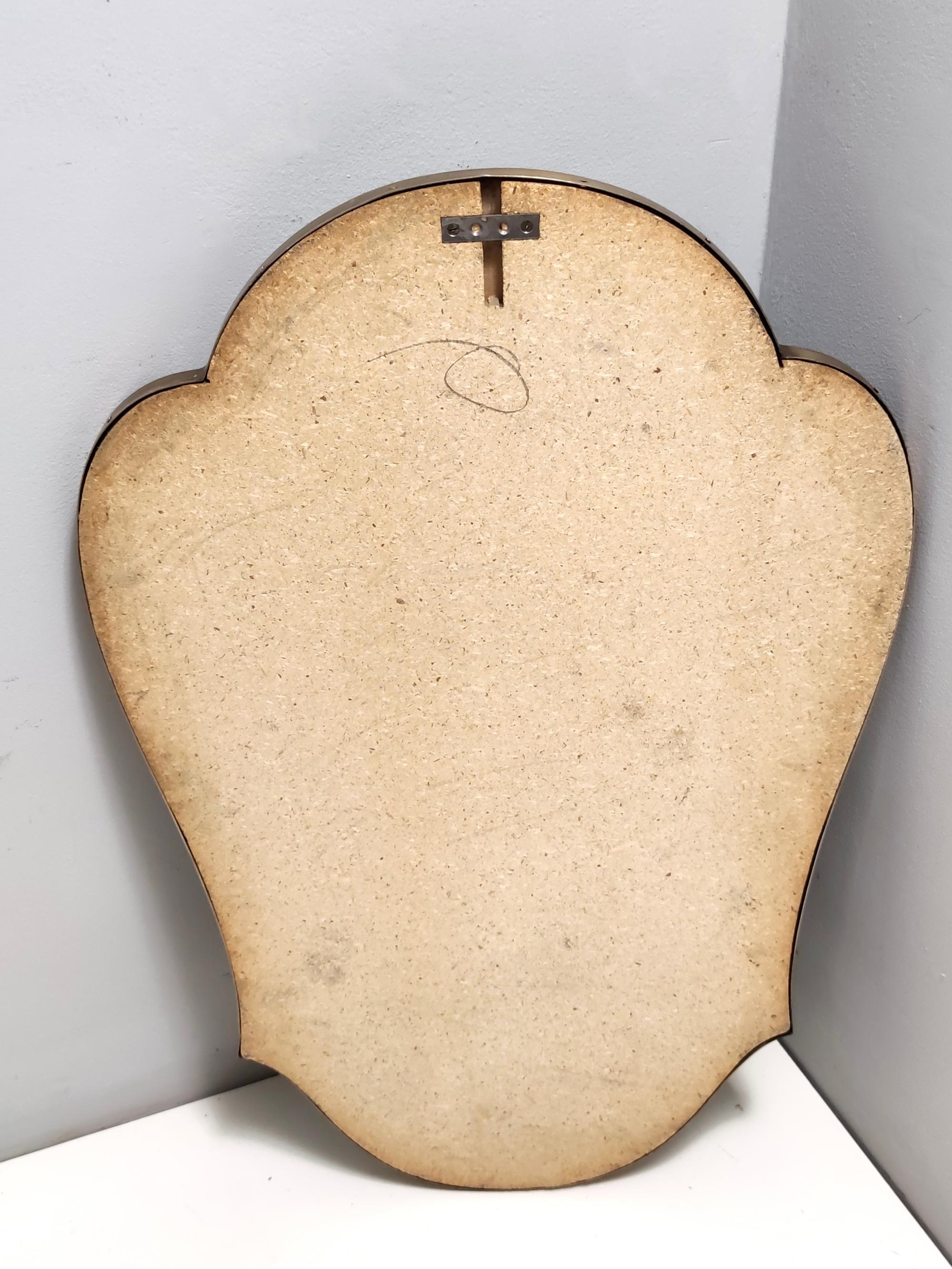 Vintage Messing Shield Shaped Beveled Wandspiegel, Italien (Mitte des 20. Jahrhunderts) im Angebot