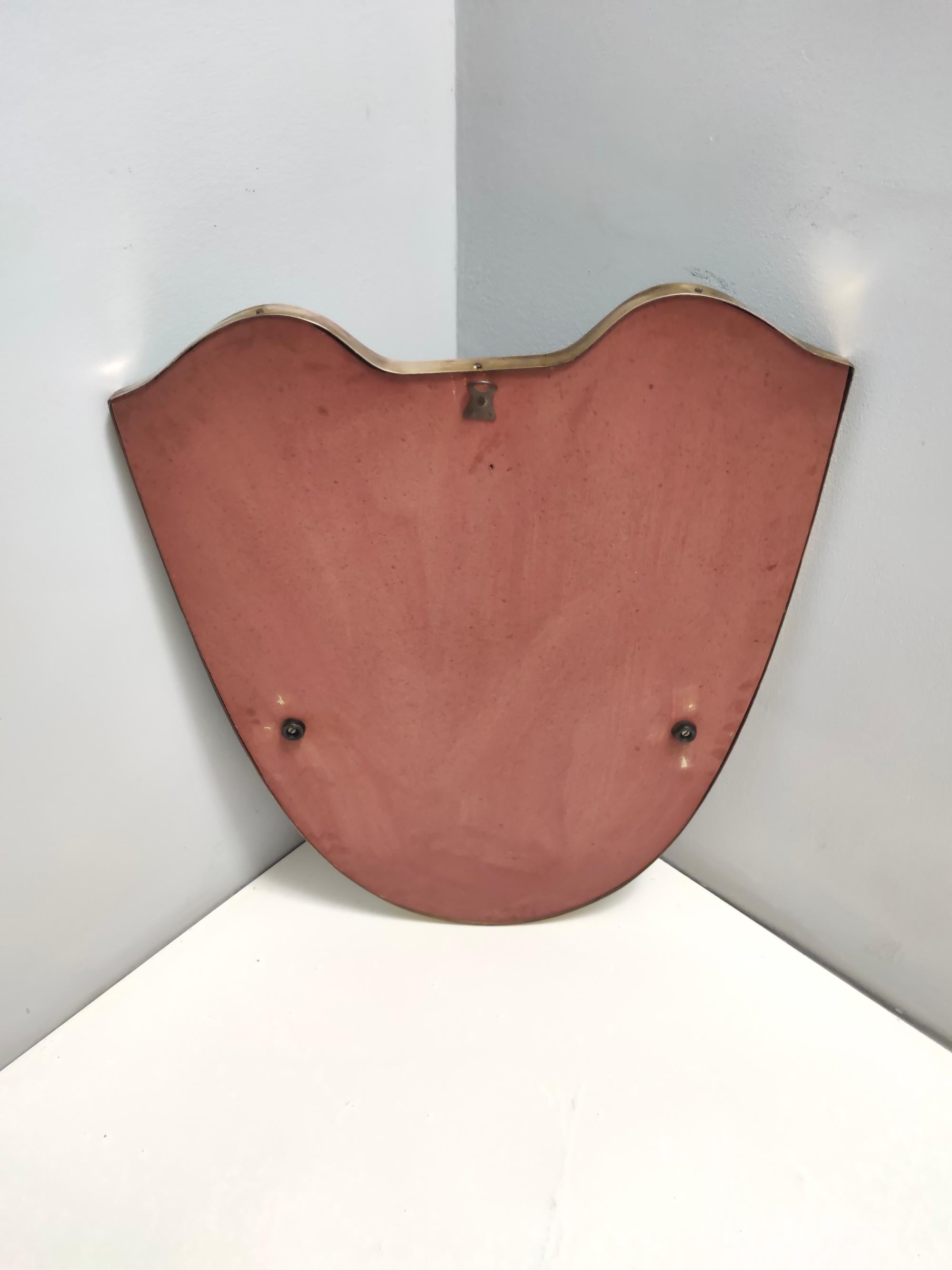 Vintage Brass Shield Shaped Wall Mirror in the style of Gio Ponti, Italy In Excellent Condition In Bresso, Lombardy