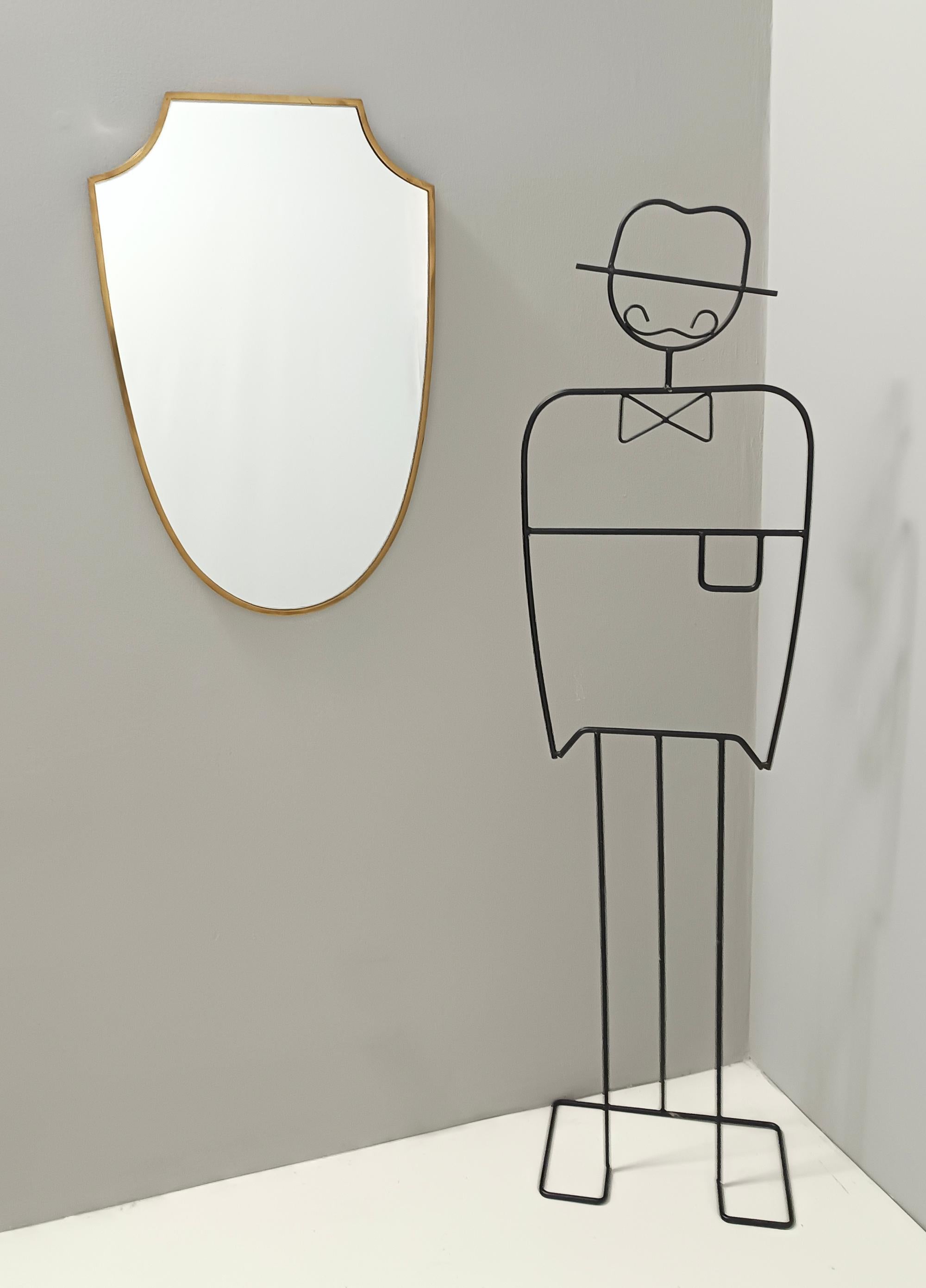 Mid-Century Modern Miroir mural vintage en laiton en forme de bouclier, Italie en vente