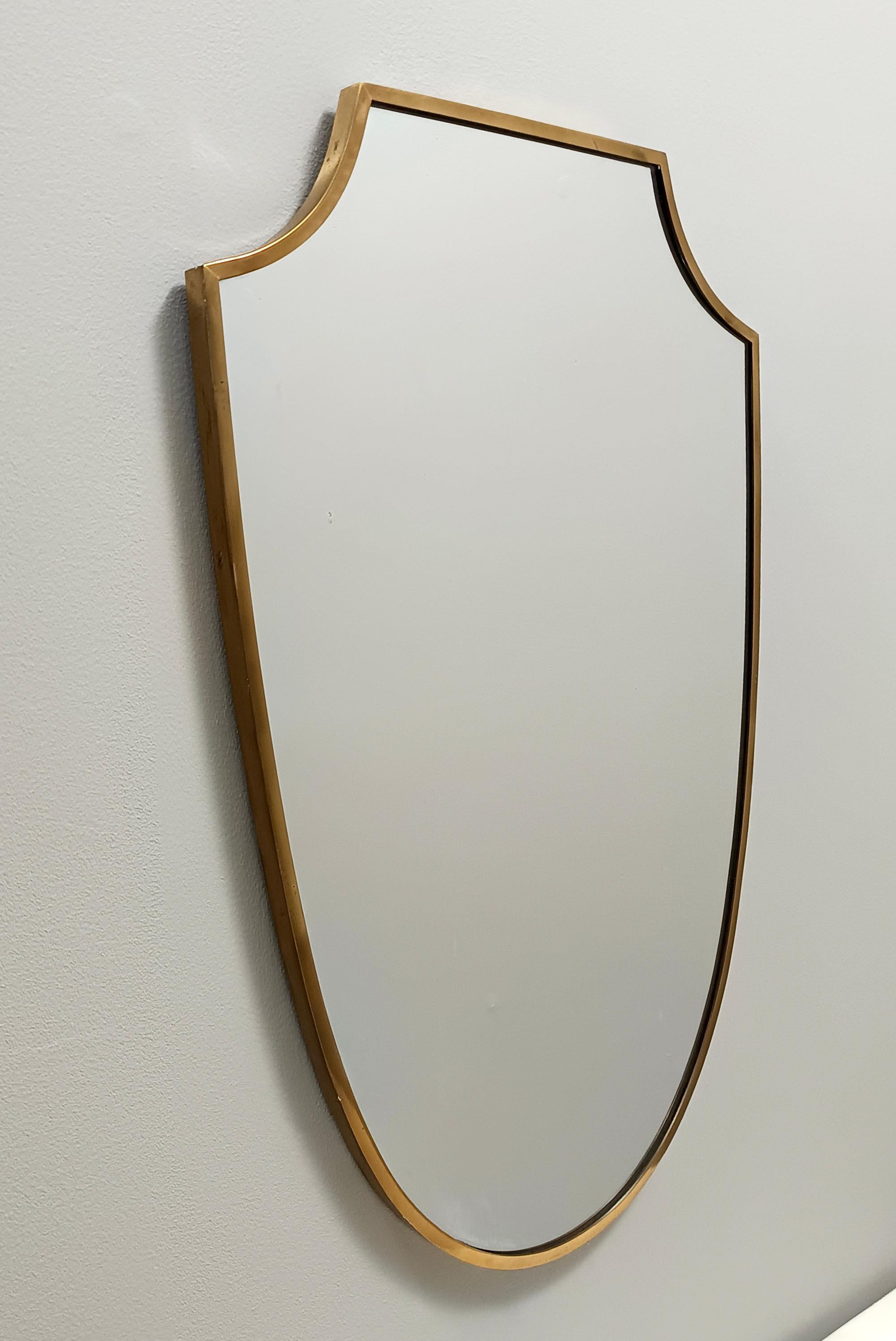 italien Miroir mural vintage en laiton en forme de bouclier, Italie en vente