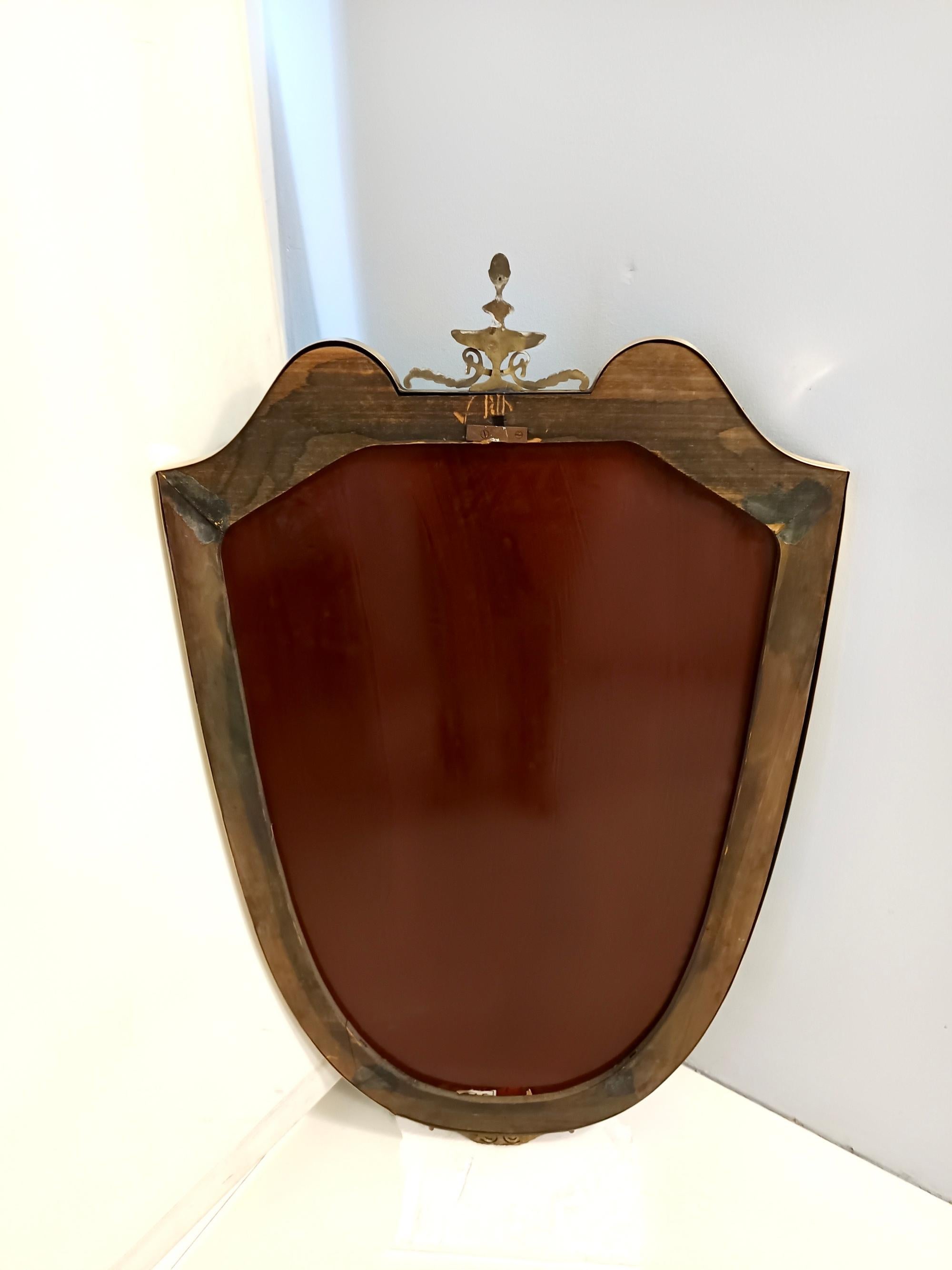 Vintage Brass Shield Shaped Wall Mirror, Italy In Excellent Condition For Sale In Bresso, Lombardy