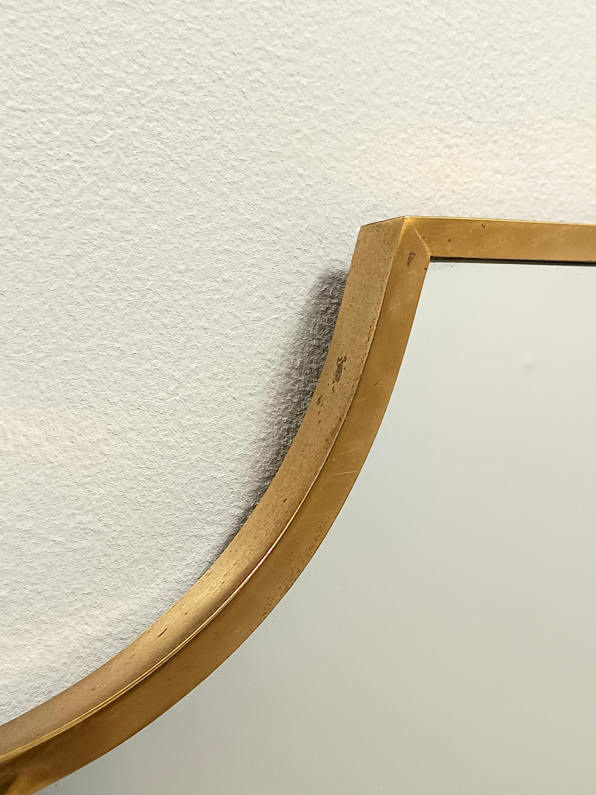 Milieu du XXe siècle Miroir mural vintage en laiton en forme de bouclier, Italie en vente