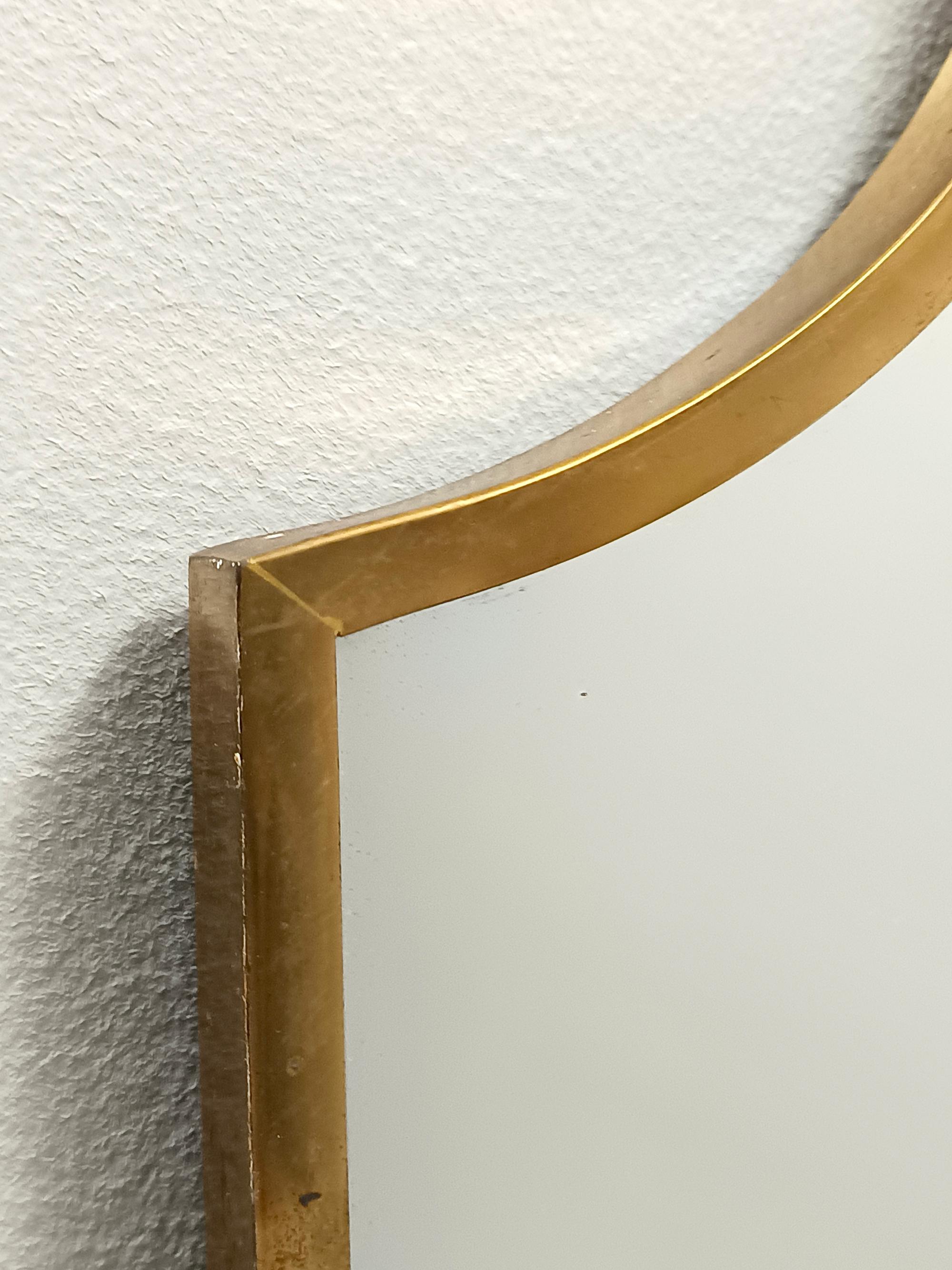 Laiton Miroir mural vintage en laiton en forme de bouclier, Italie en vente