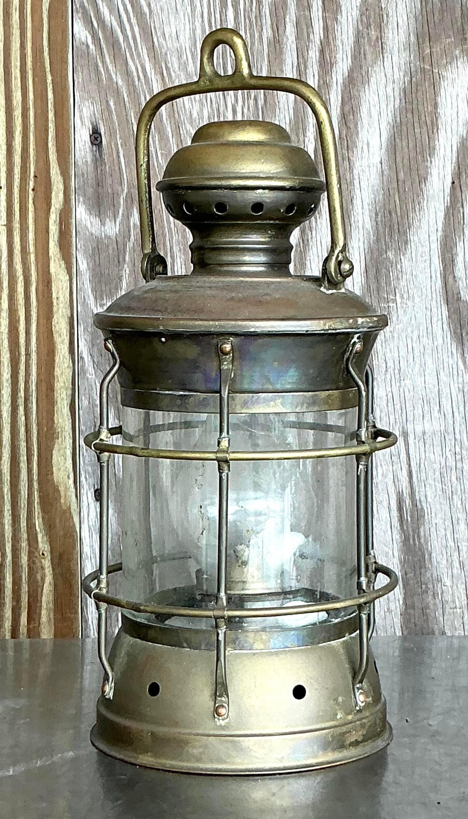 Ti presentiamo la nostra Lanterna della nave in ottone vintage, un pezzo straordinario che cattura lo spirito del patrimonio nautico americano. Realizzata in ottone massiccio con dettagli autentici, questa lanterna emana una luce calda e invitante