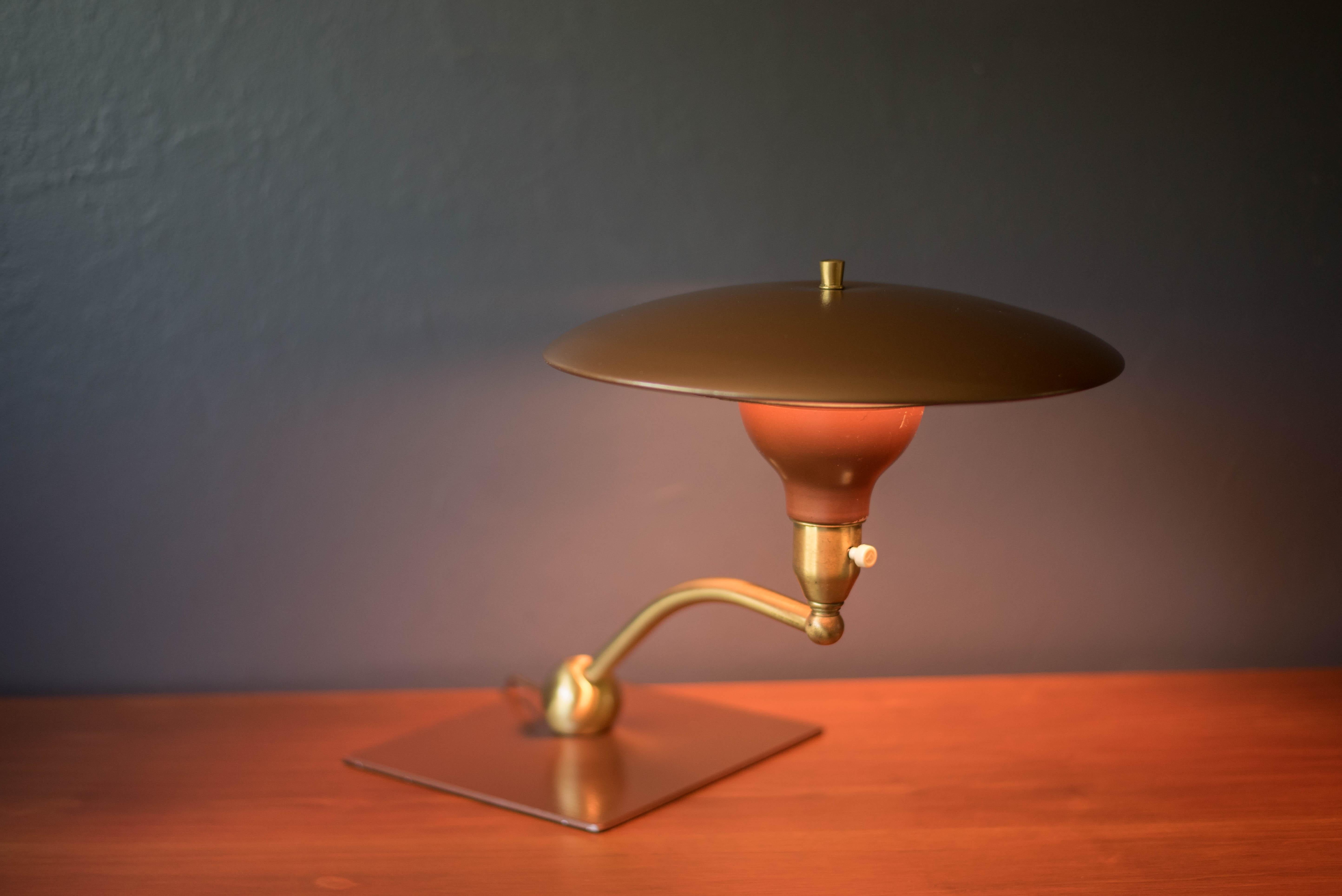 Mid-Century Modern Lampe de bureau vintage en laiton à vue par M.G. Roue en vente