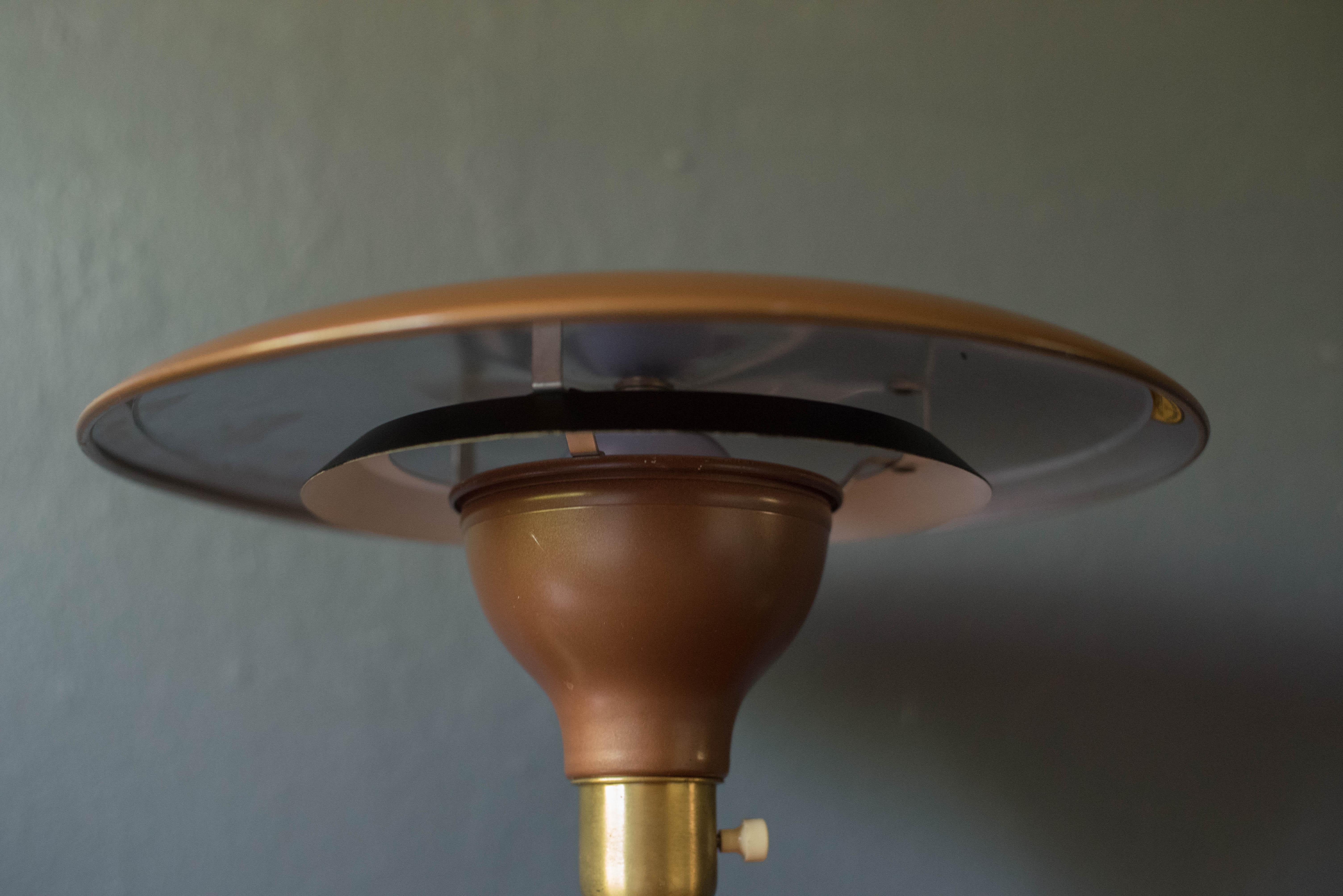 Lampe de bureau vintage en laiton à vue par M.G. Roue Bon état - En vente à San Jose, CA